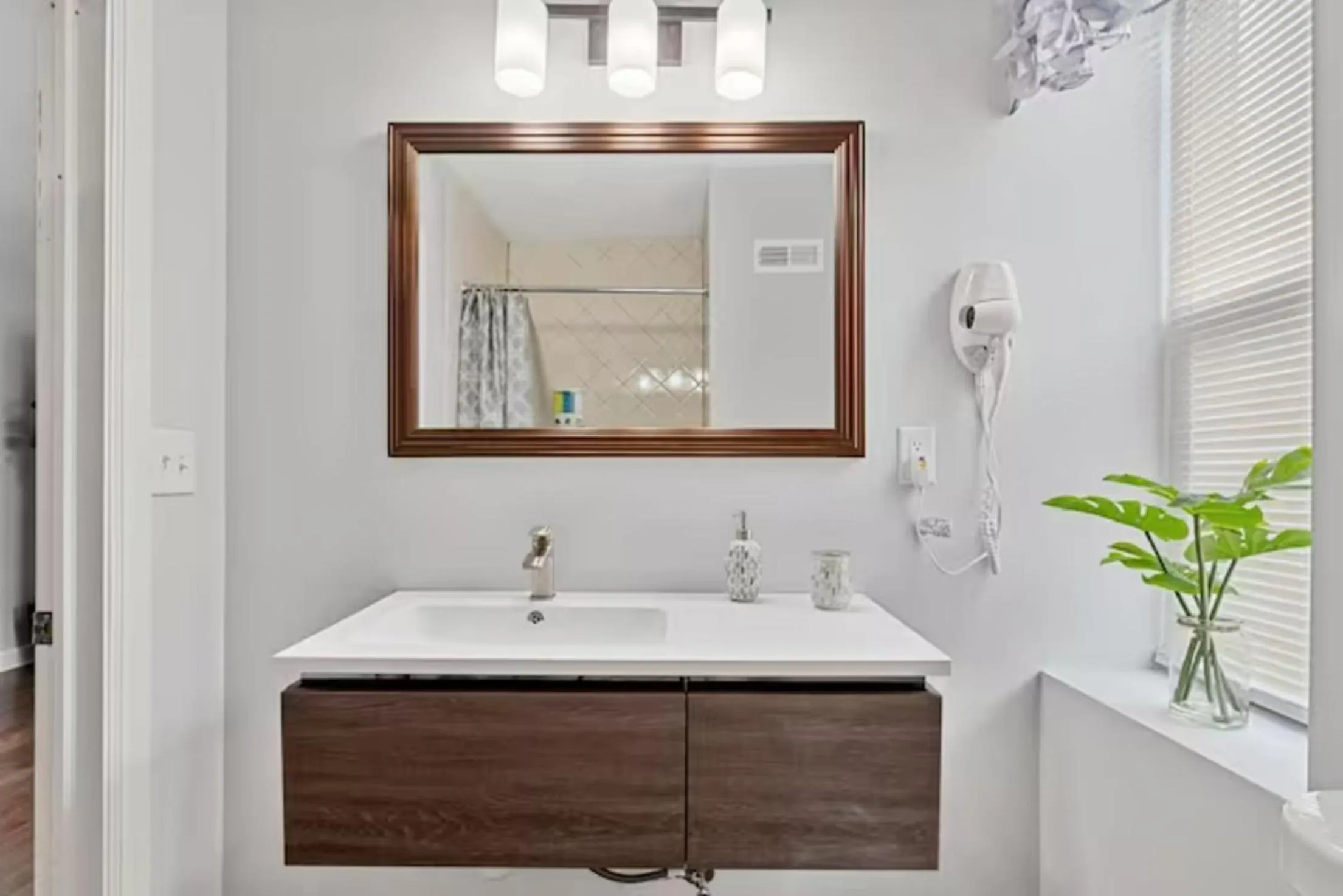 Bathroom in Urban Oasis Ed Sheeran Vibes 15 Mins Away