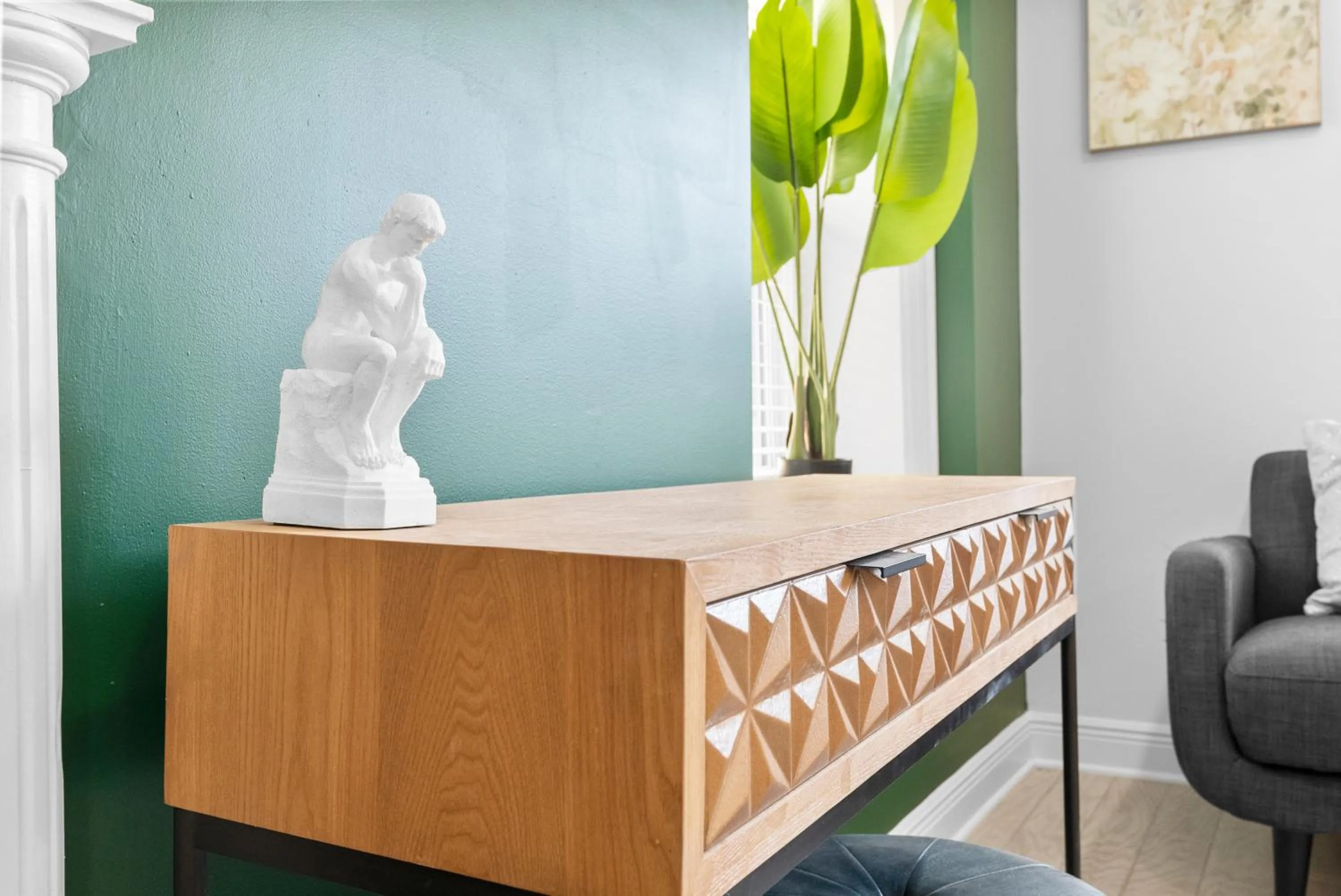 Bedroom in Urban Oasis Ed Sheeran Vibes 15 Mins Away