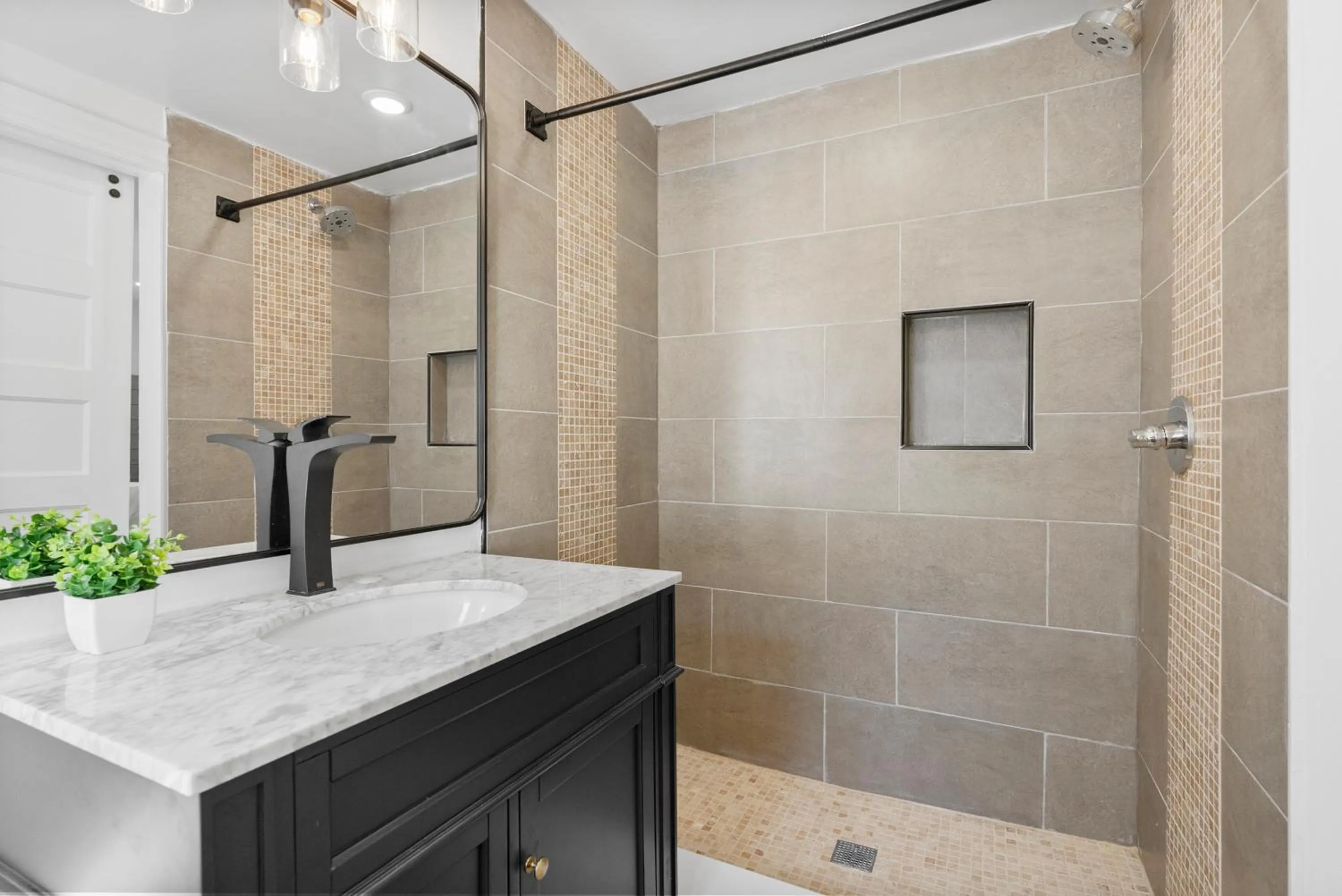 Bathroom in Urban Oasis Ed Sheeran Vibes 15 Mins Away