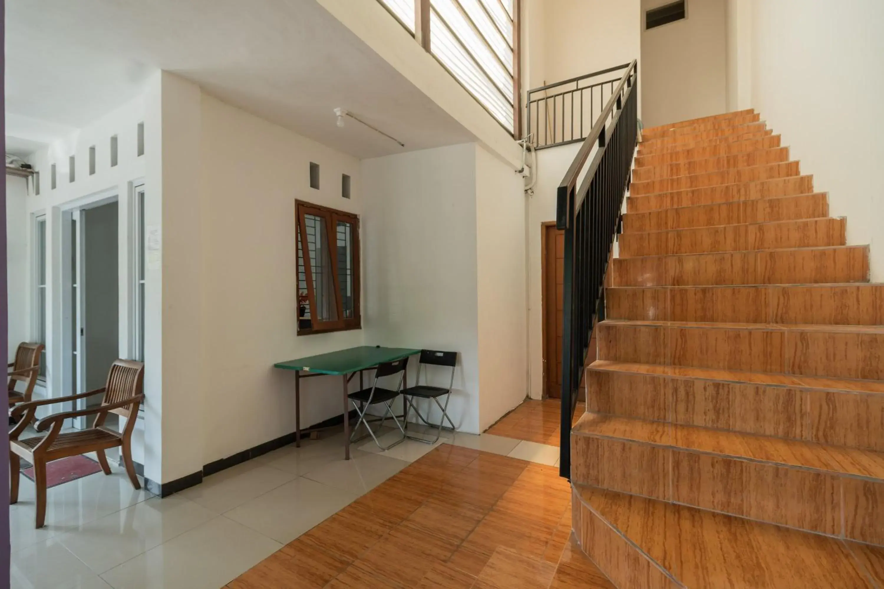 Facade/entrance in RedDoorz near Terminal Bubulak Bogor Facade/entrance in RedDoorz near Terminal Bubulak Bogor