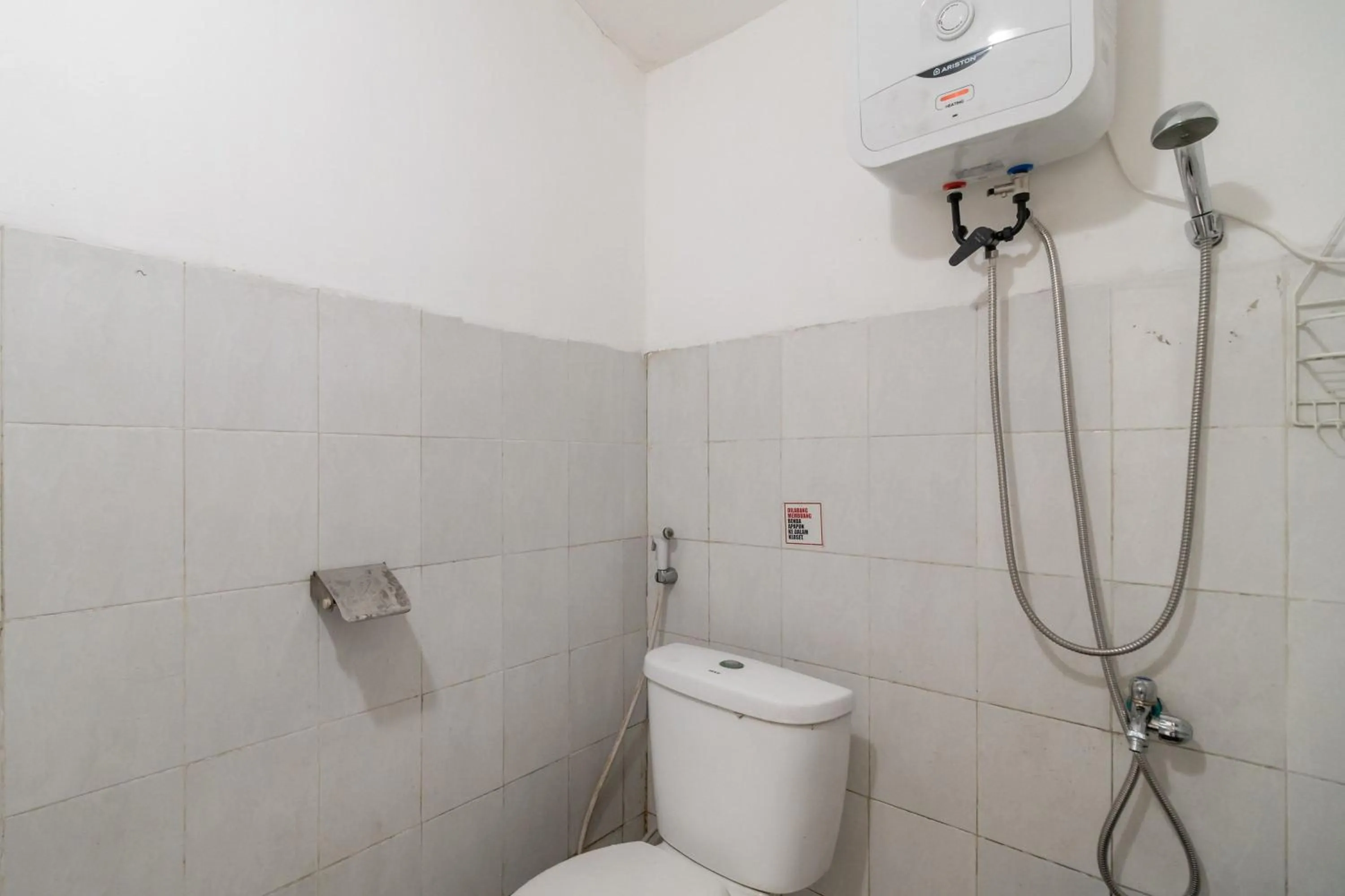 Bathroom in RedDoorz near Terminal Bubulak Bogor