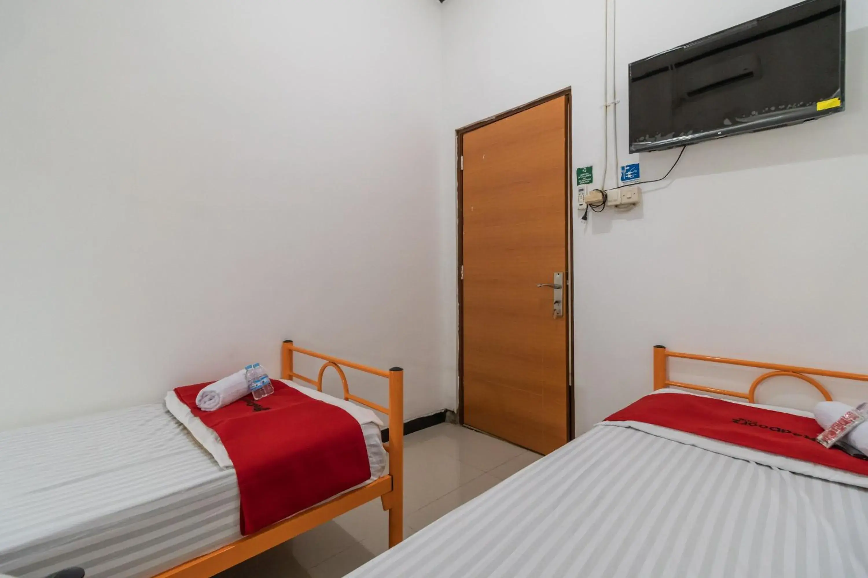 Bedroom, Bed in RedDoorz near Terminal Bubulak Bogor Bedroom, Bed in RedDoorz near Terminal Bubulak Bogor