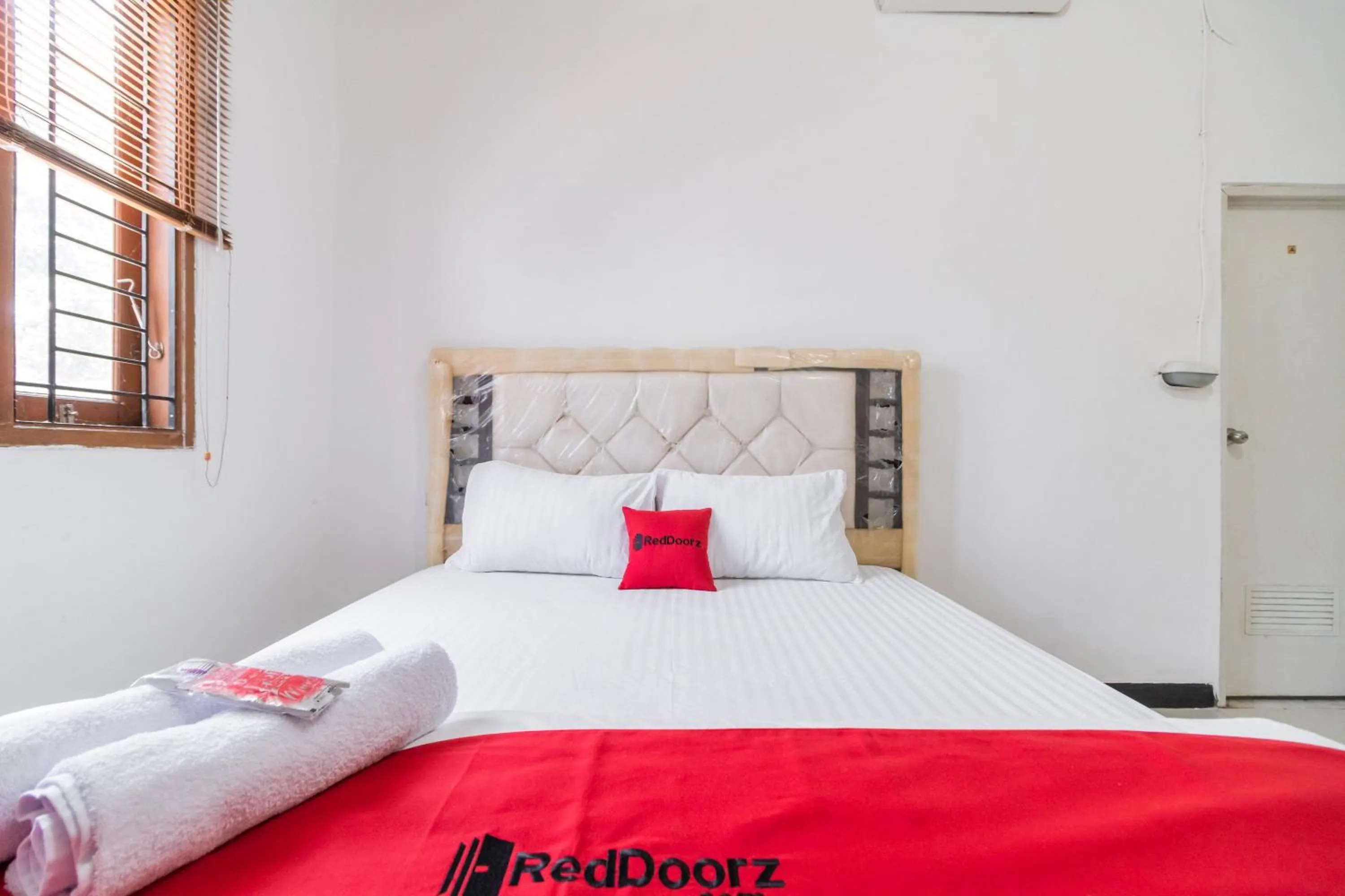 Bedroom, Bed in RedDoorz near Terminal Bubulak Bogor