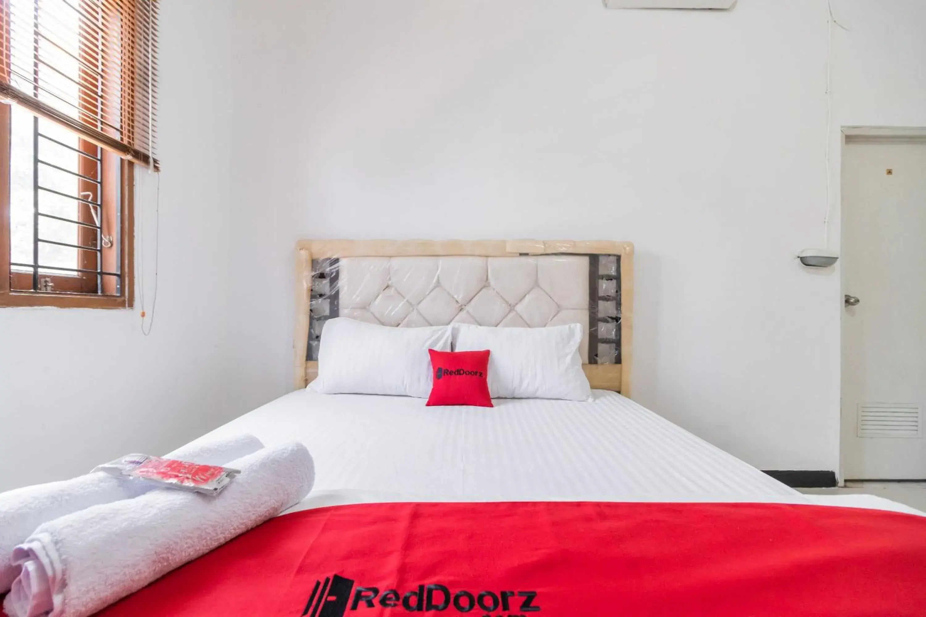 Bedroom, Bed in RedDoorz near Terminal Bubulak Bogor Bedroom, Bed in RedDoorz near Terminal Bubulak Bogor