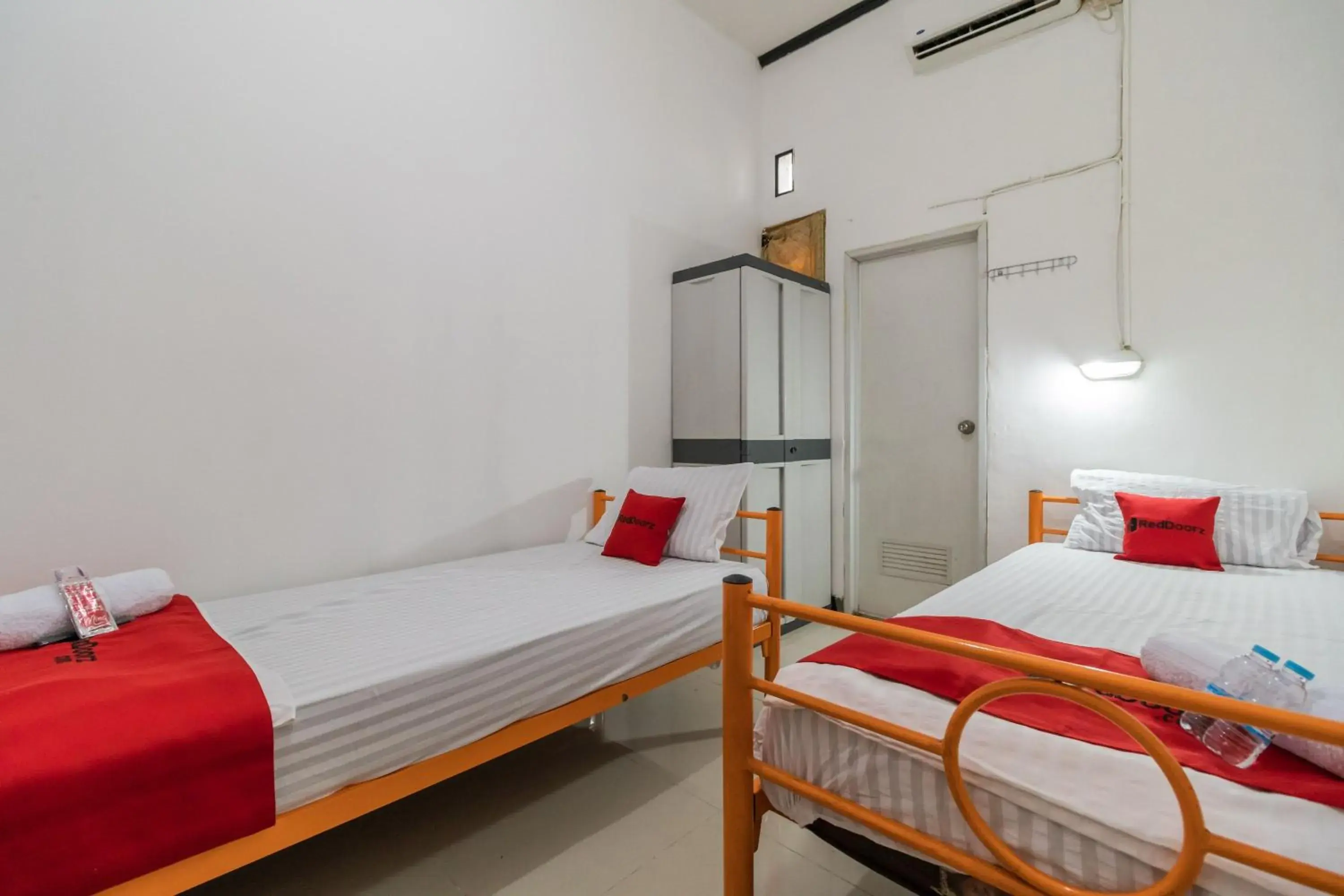 Bedroom, Bed in RedDoorz near Terminal Bubulak Bogor Bedroom, Bed in RedDoorz near Terminal Bubulak Bogor