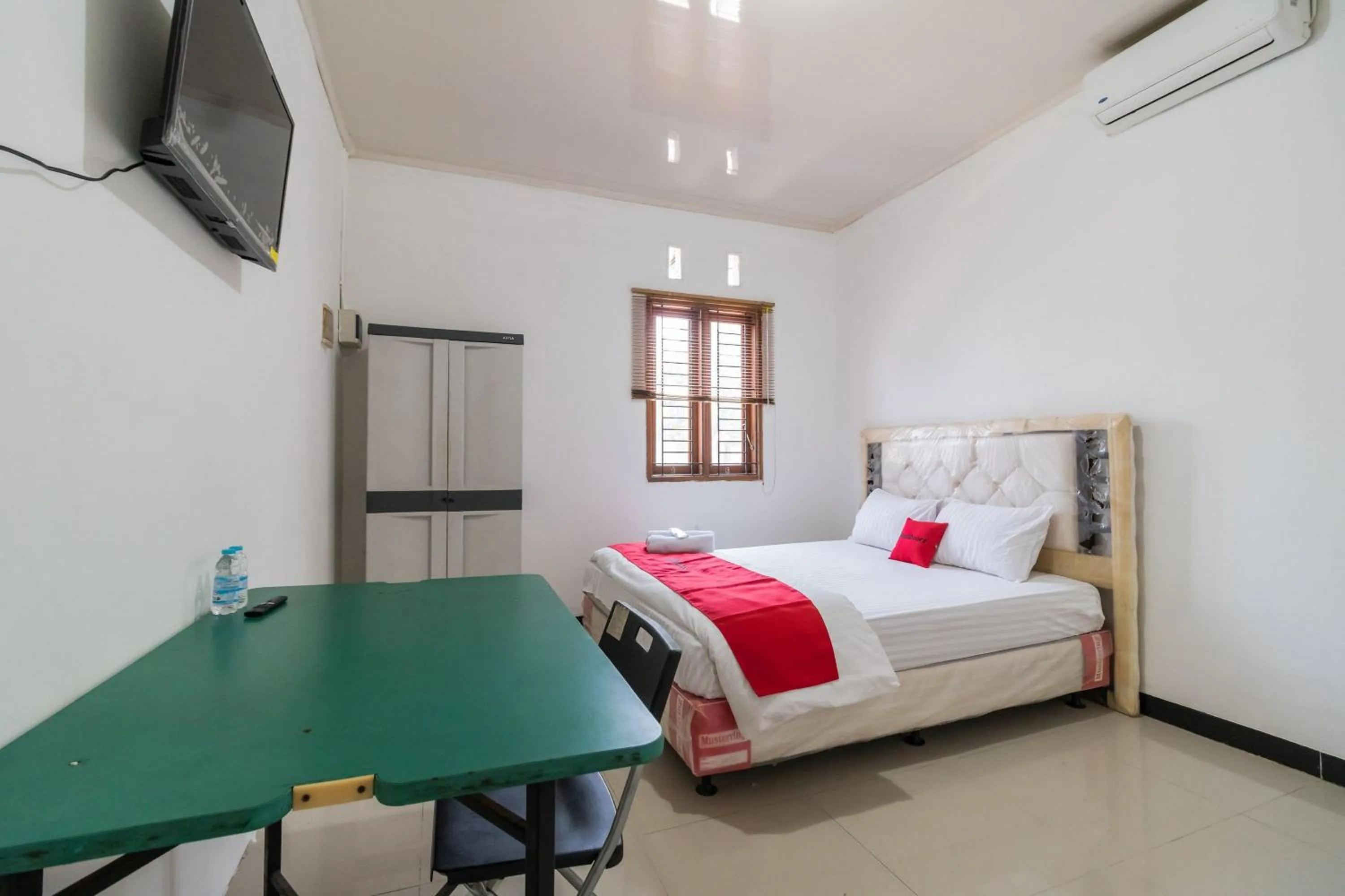 Photo of the whole room, Bed in RedDoorz near Terminal Bubulak Bogor