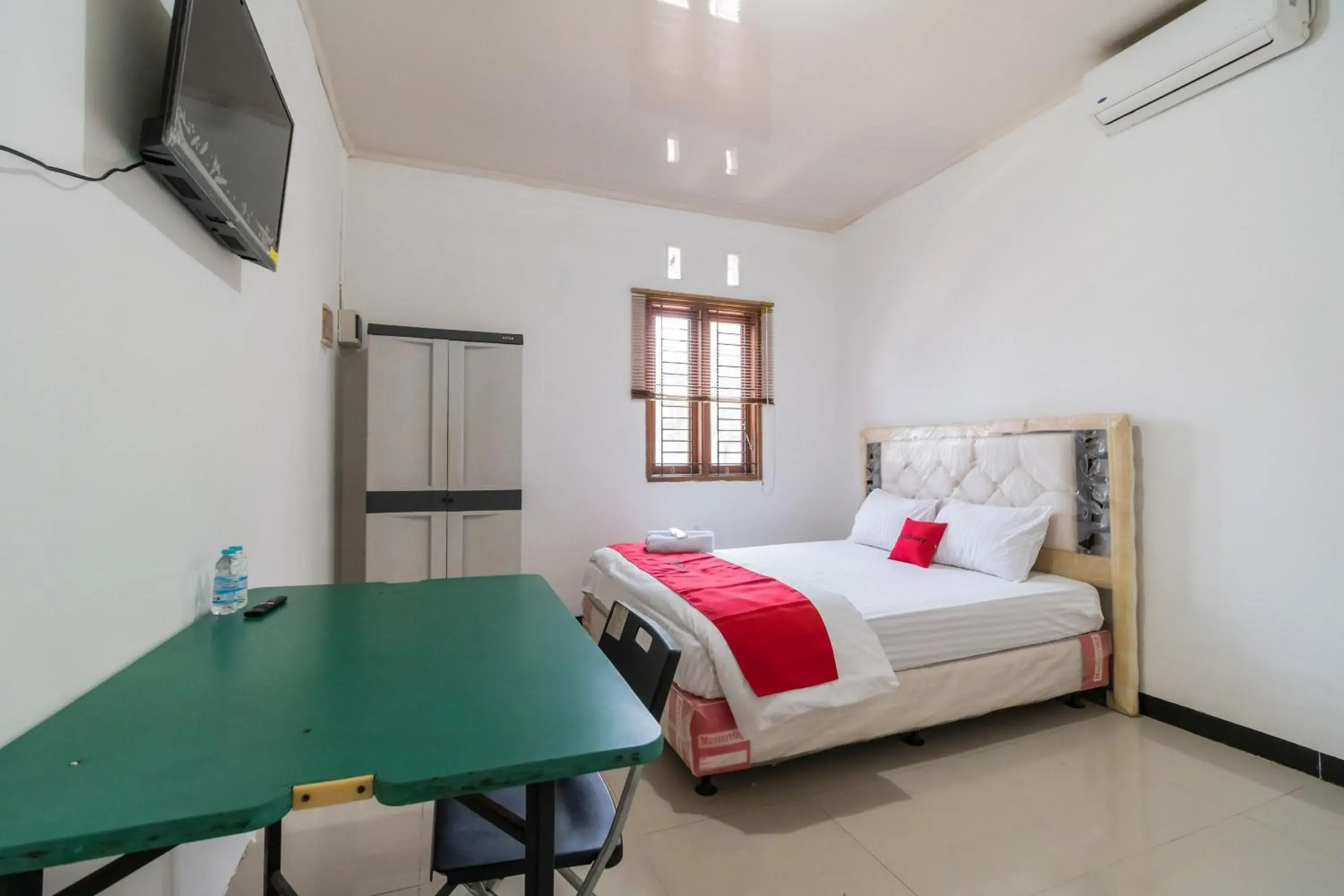 Photo of the whole room, Bed in RedDoorz near Terminal Bubulak Bogor Photo of the whole room, Bed in RedDoorz near Terminal Bubulak Bogor