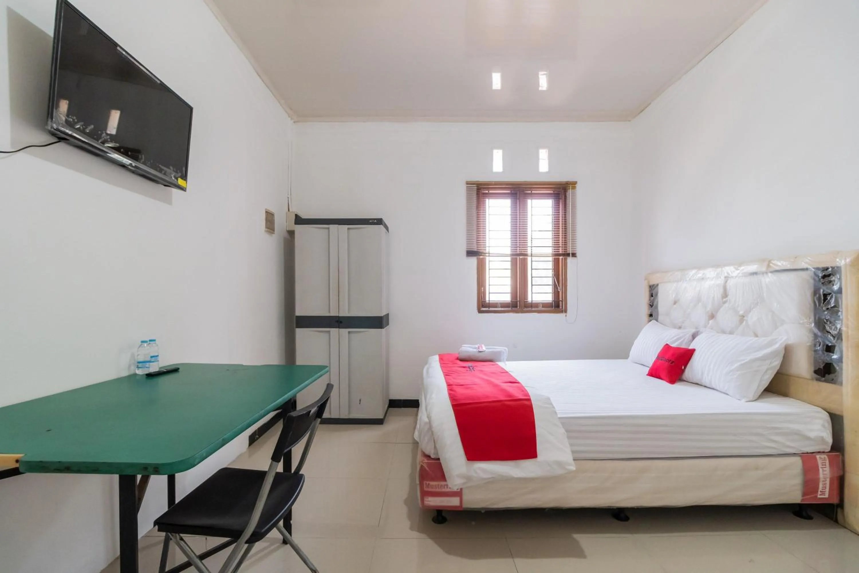 Photo of the whole room, Bed in RedDoorz near Terminal Bubulak Bogor