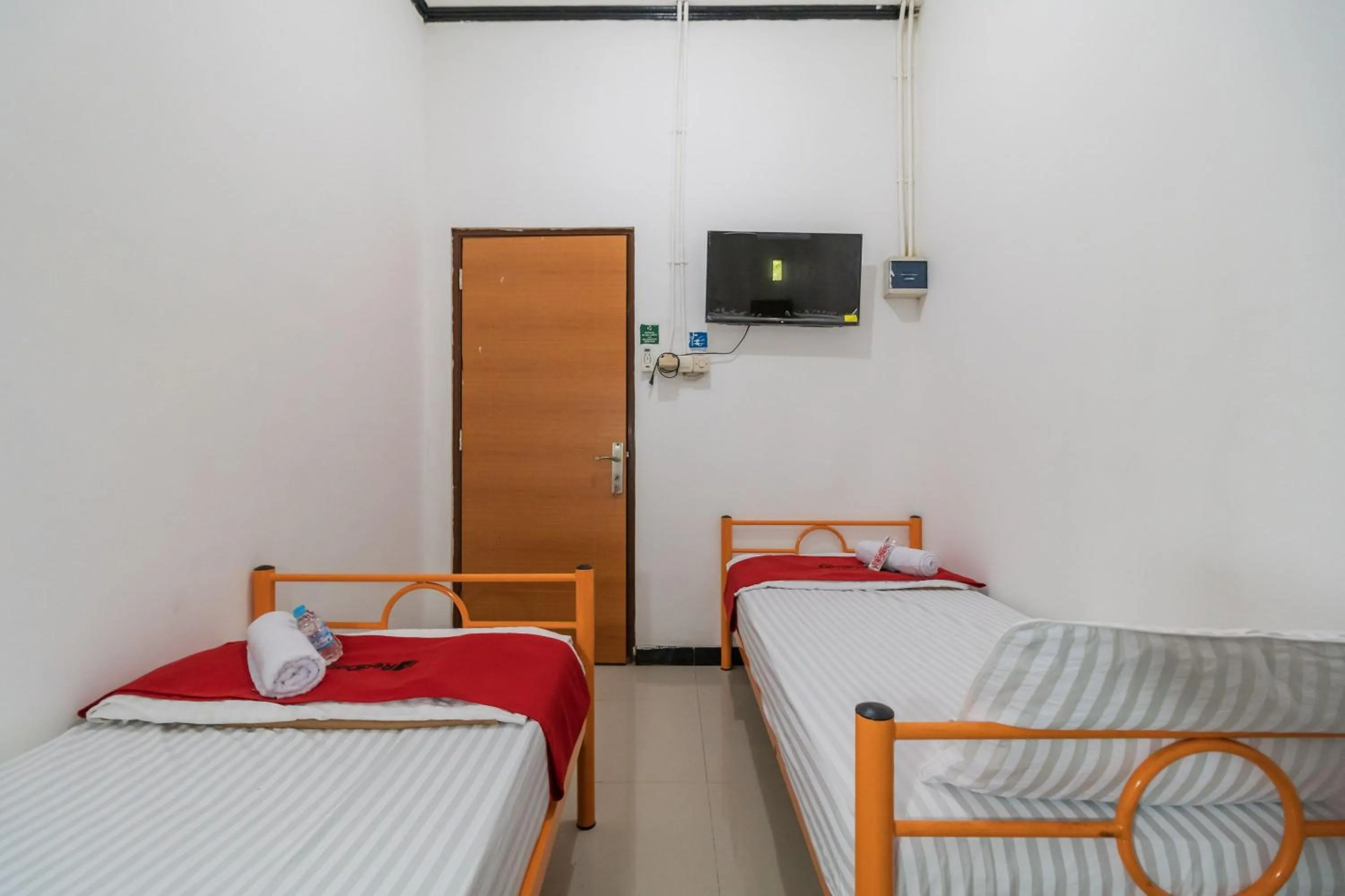 Bedroom, Bed in RedDoorz near Terminal Bubulak Bogor