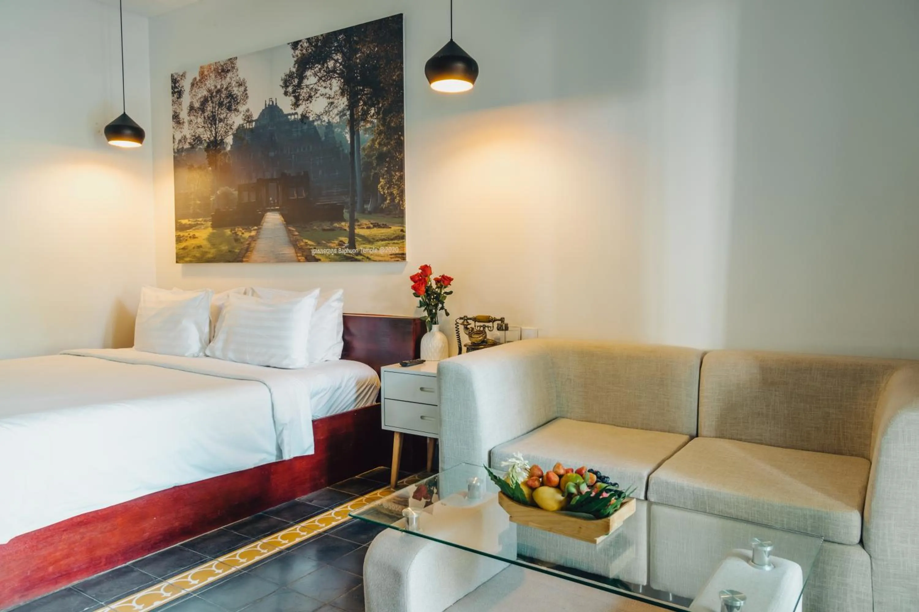 Seating area, Bed in Bopha Watbo Residence