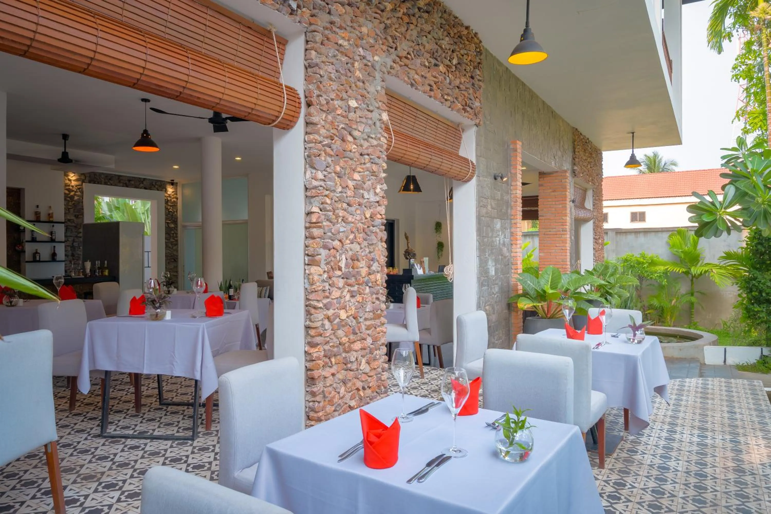 Restaurant/places to eat in Bopha Watbo Residence