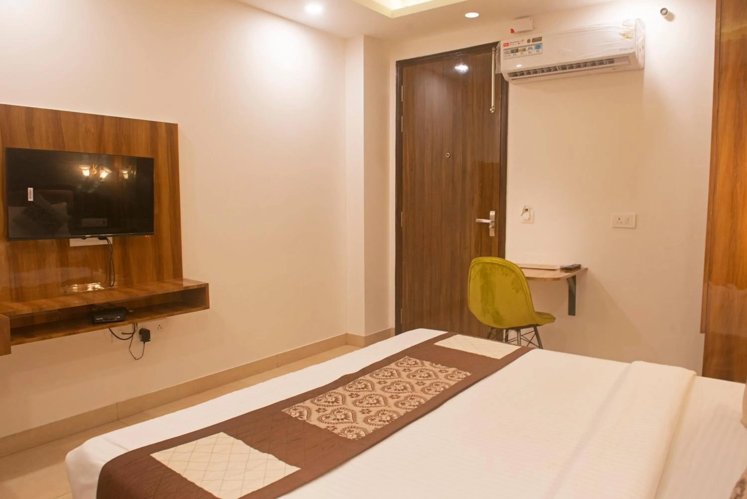 Bed in Posh Residency Artemis Hospital Road Gurgaon