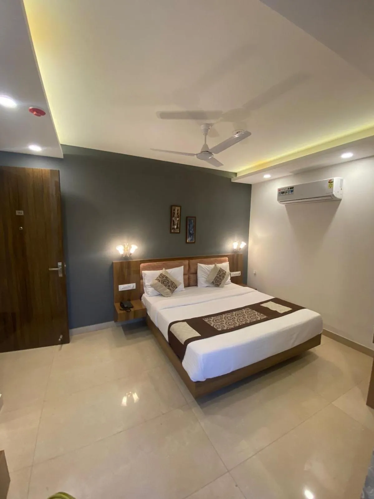 Bedroom, Bed in Posh Residency Artemis Hospital Road Gurgaon
