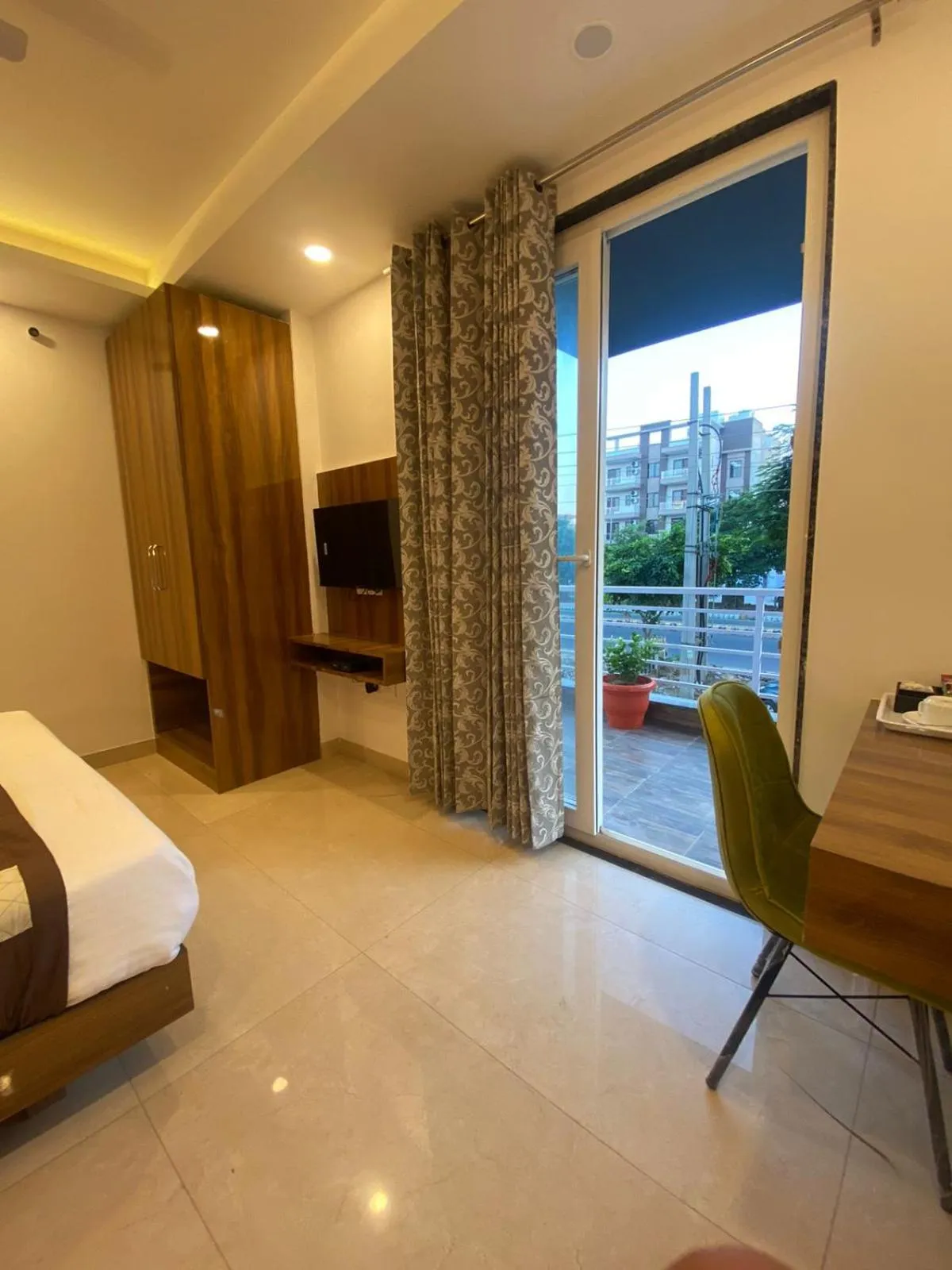 Balcony/Terrace, Bed in Posh Residency Artemis Hospital Road Gurgaon