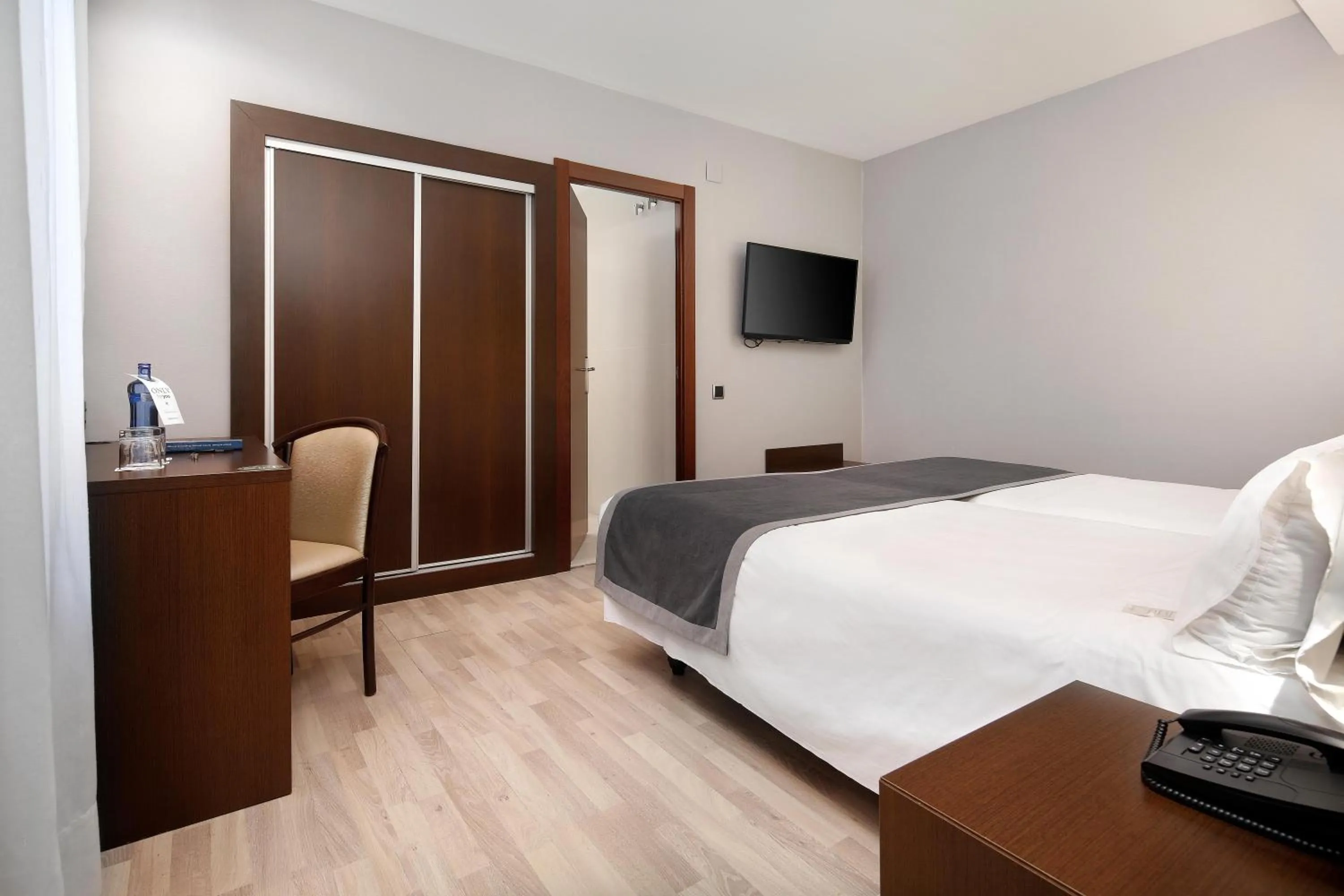 Photo of the whole room, Bed in HCC Taber