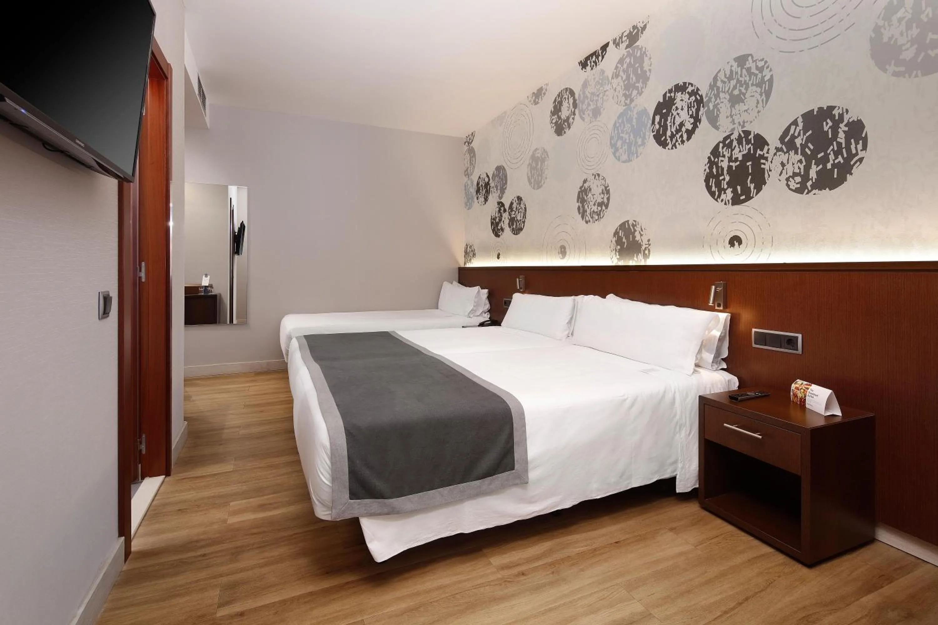 Photo of the whole room, Bed in HCC Taber