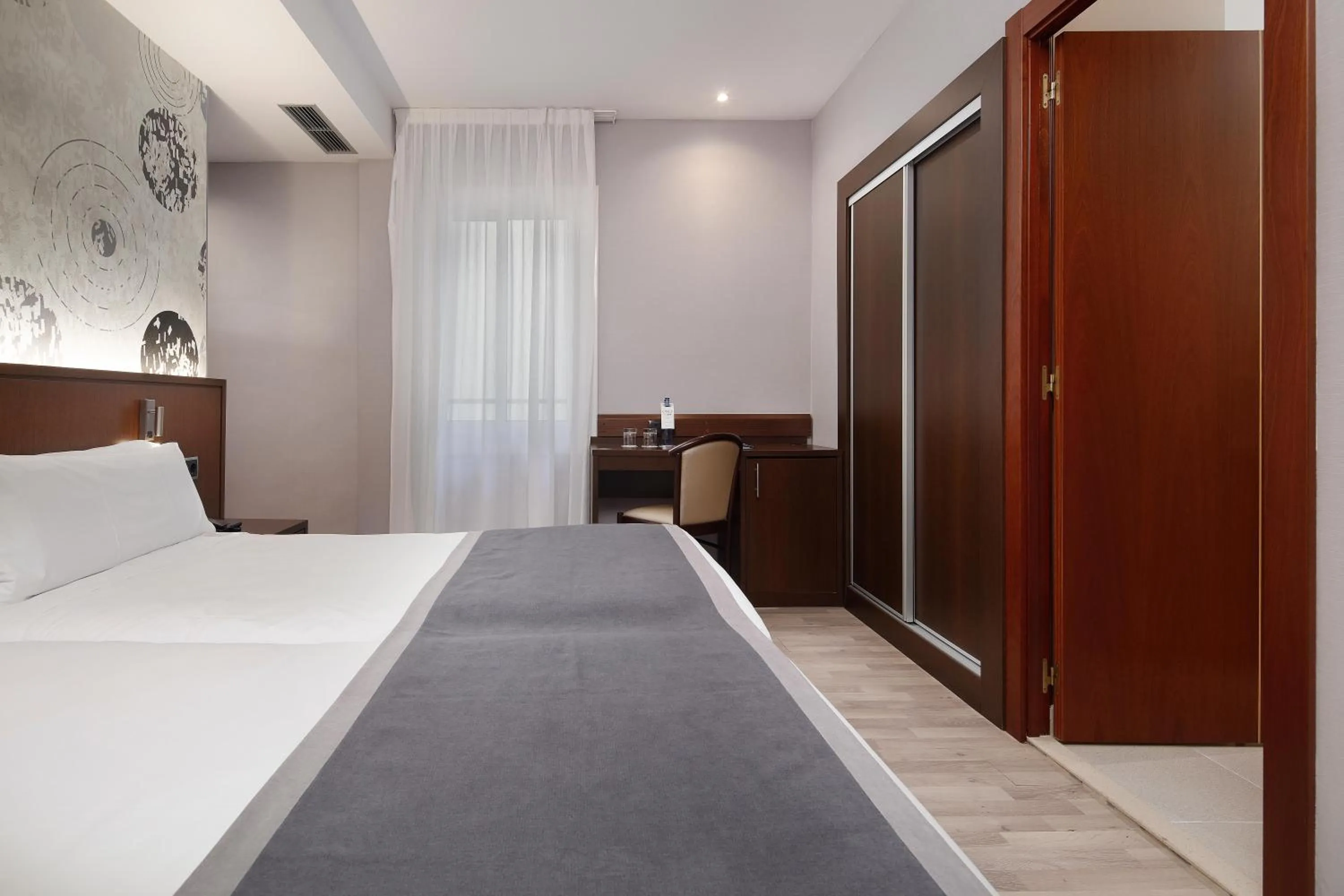 Photo of the whole room, Bed in HCC Taber