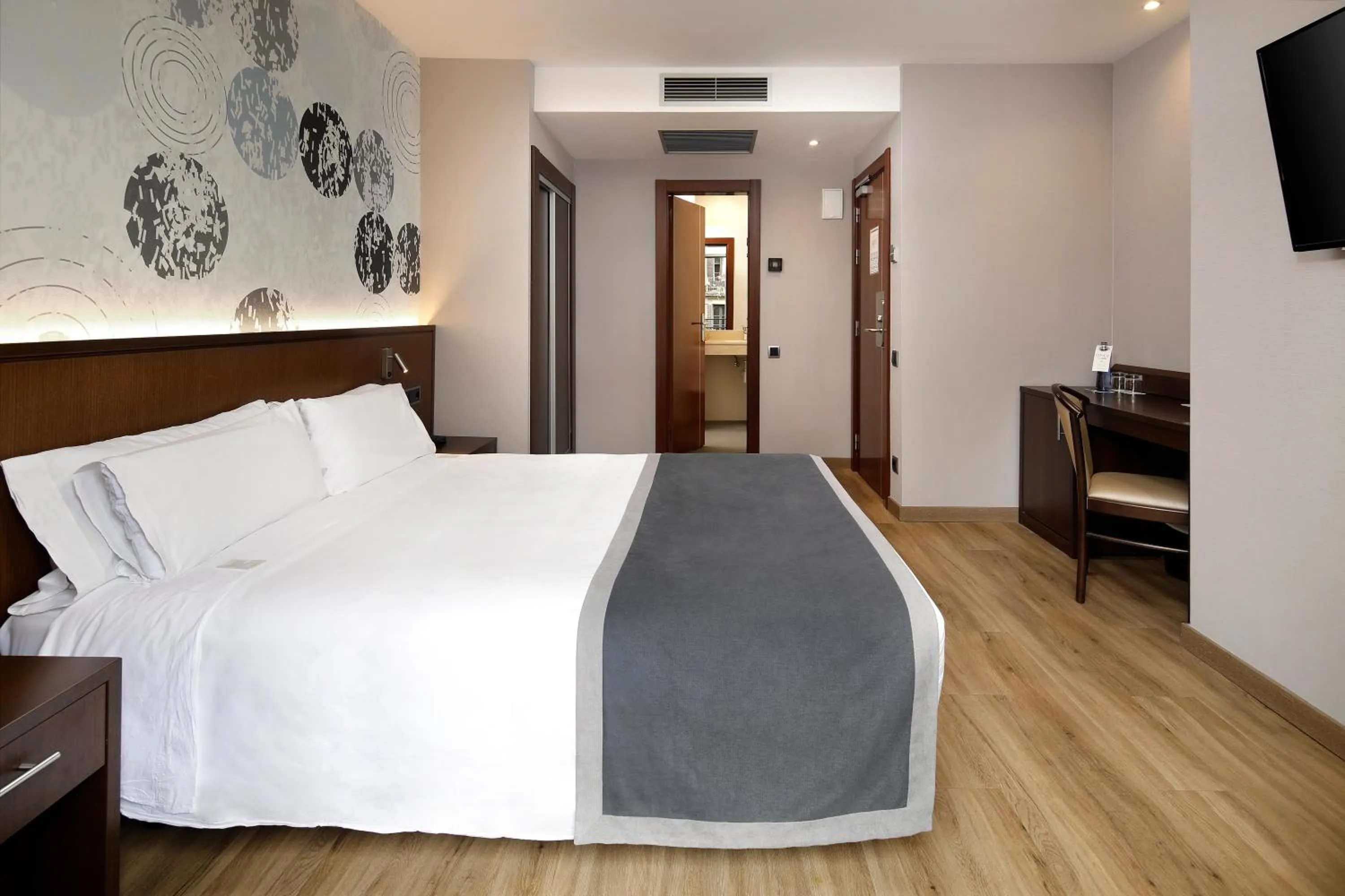 Photo of the whole room, Bed in HCC Taber