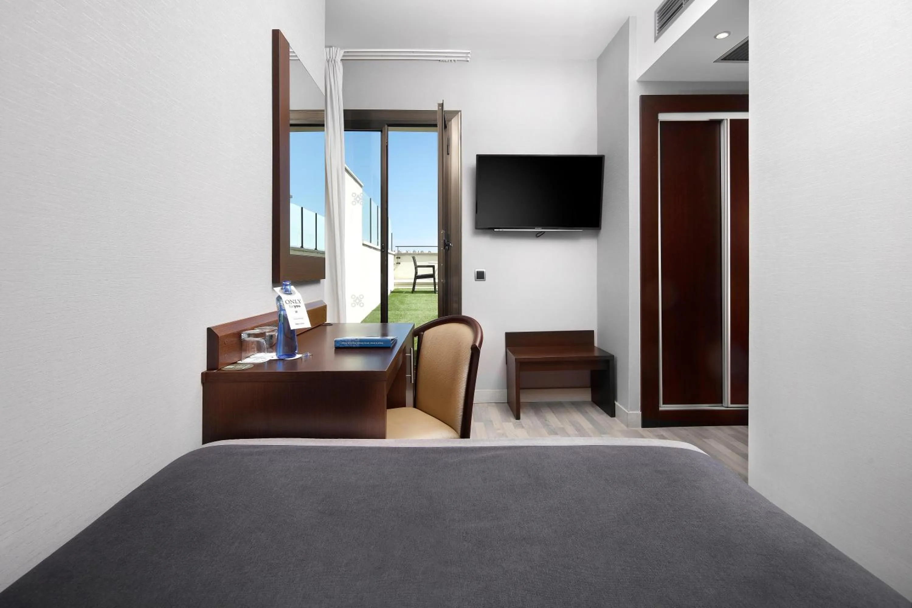 Photo of the whole room, Bed in HCC Taber