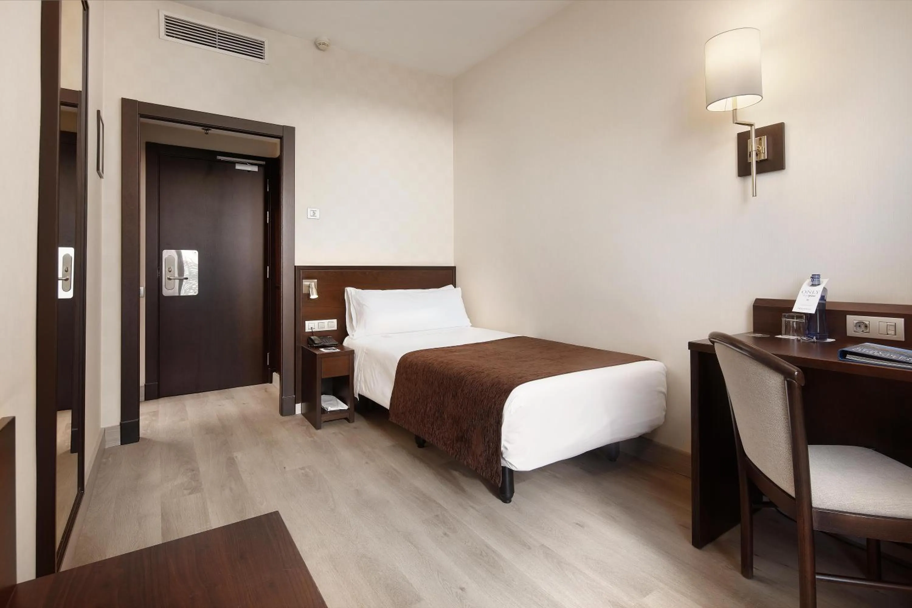 Photo of the whole room, Bed in HCC Regente