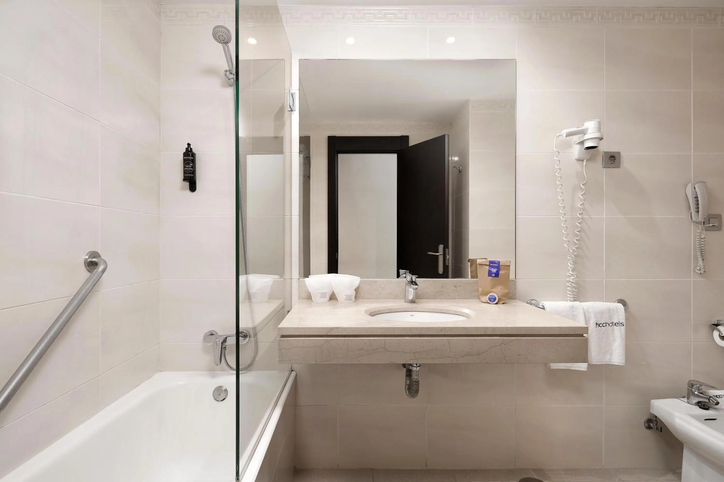 Shower in HCC Regente