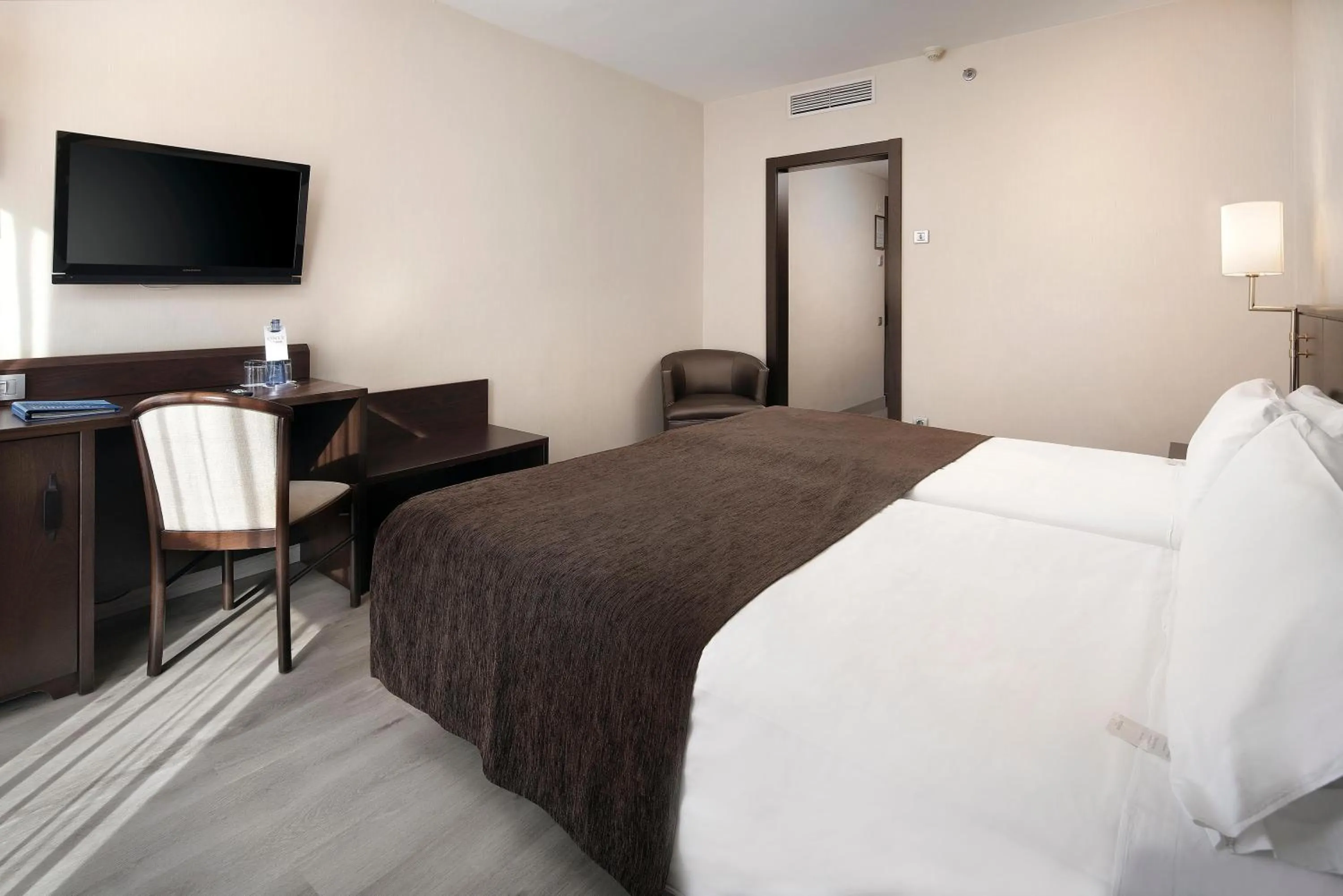 Photo of the whole room, Bed in HCC Regente