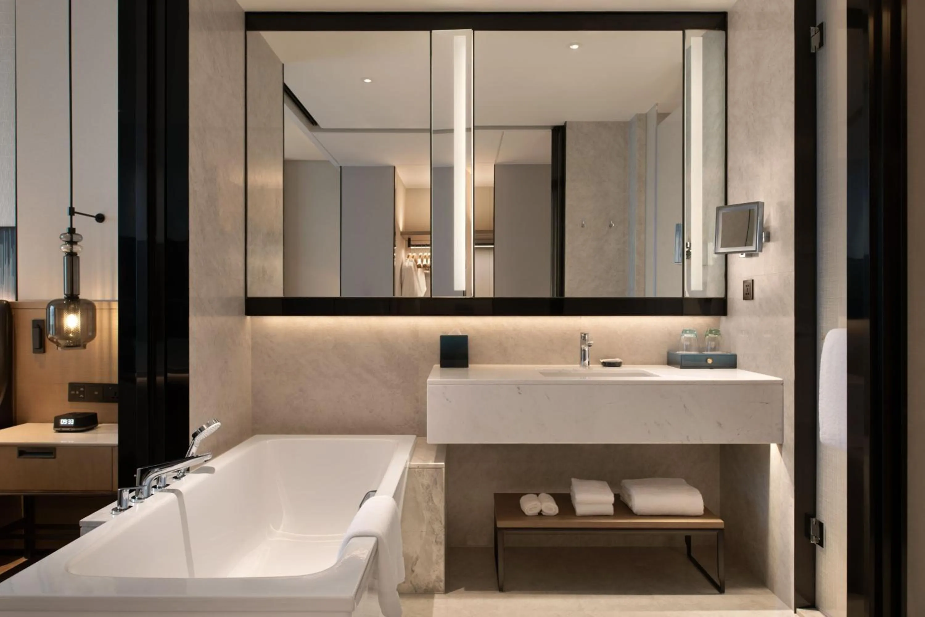 Bathroom, Bed in Guangzhou Marriott Hotel Nansha
