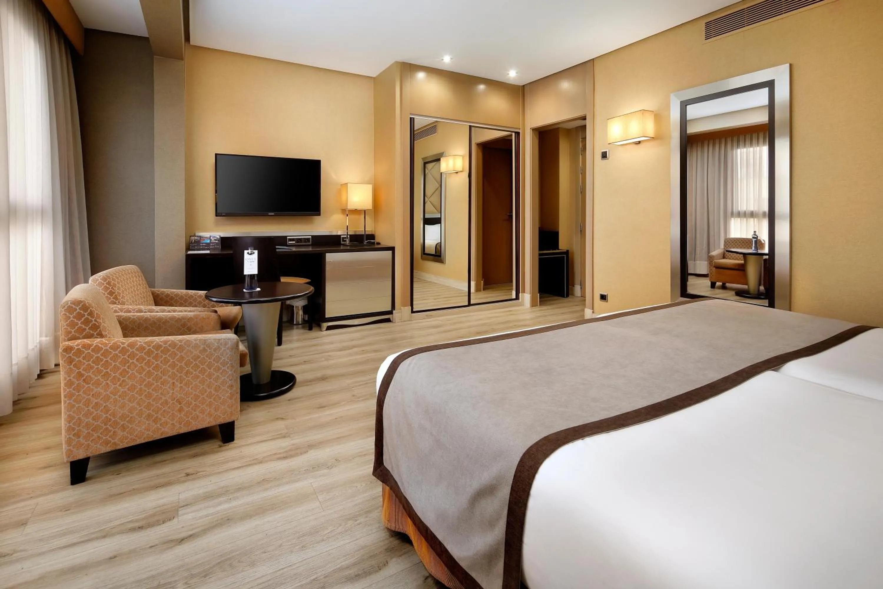 Photo of the whole room, Bed in HCC St. Moritz