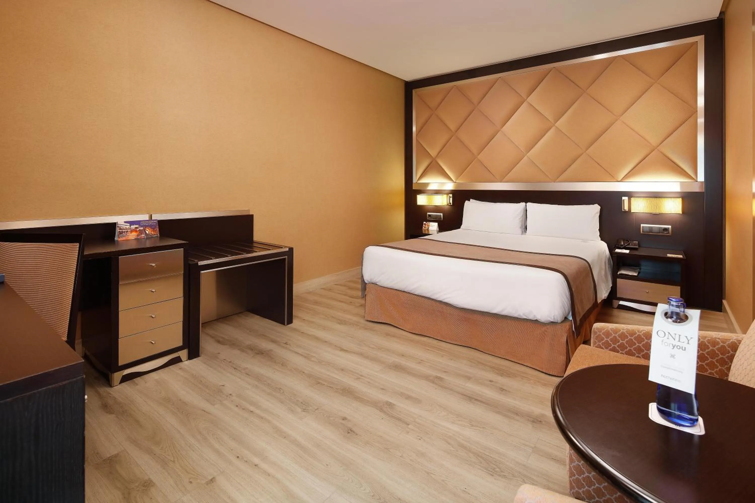 Photo of the whole room, Bed in HCC St. Moritz