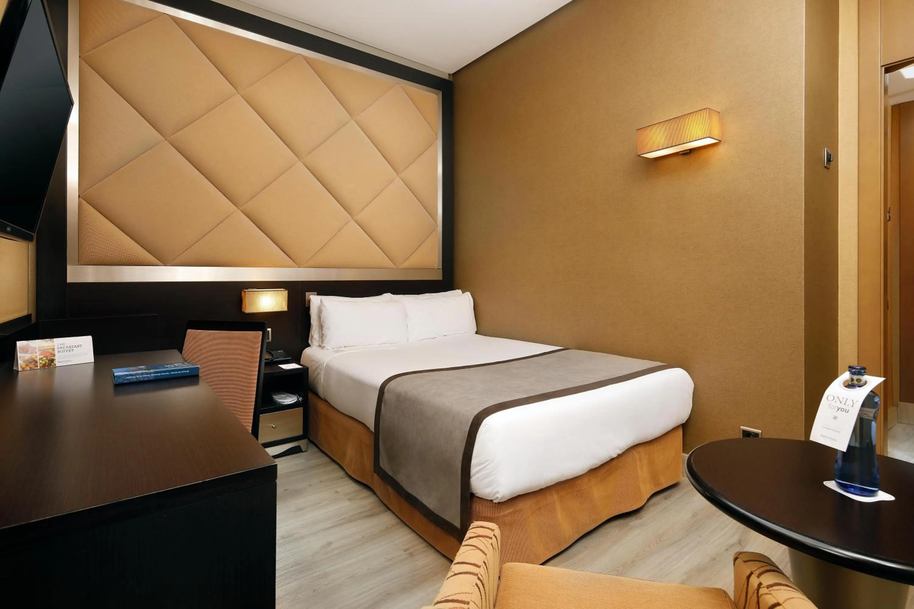 Photo of the whole room, Bed in HCC St. Moritz