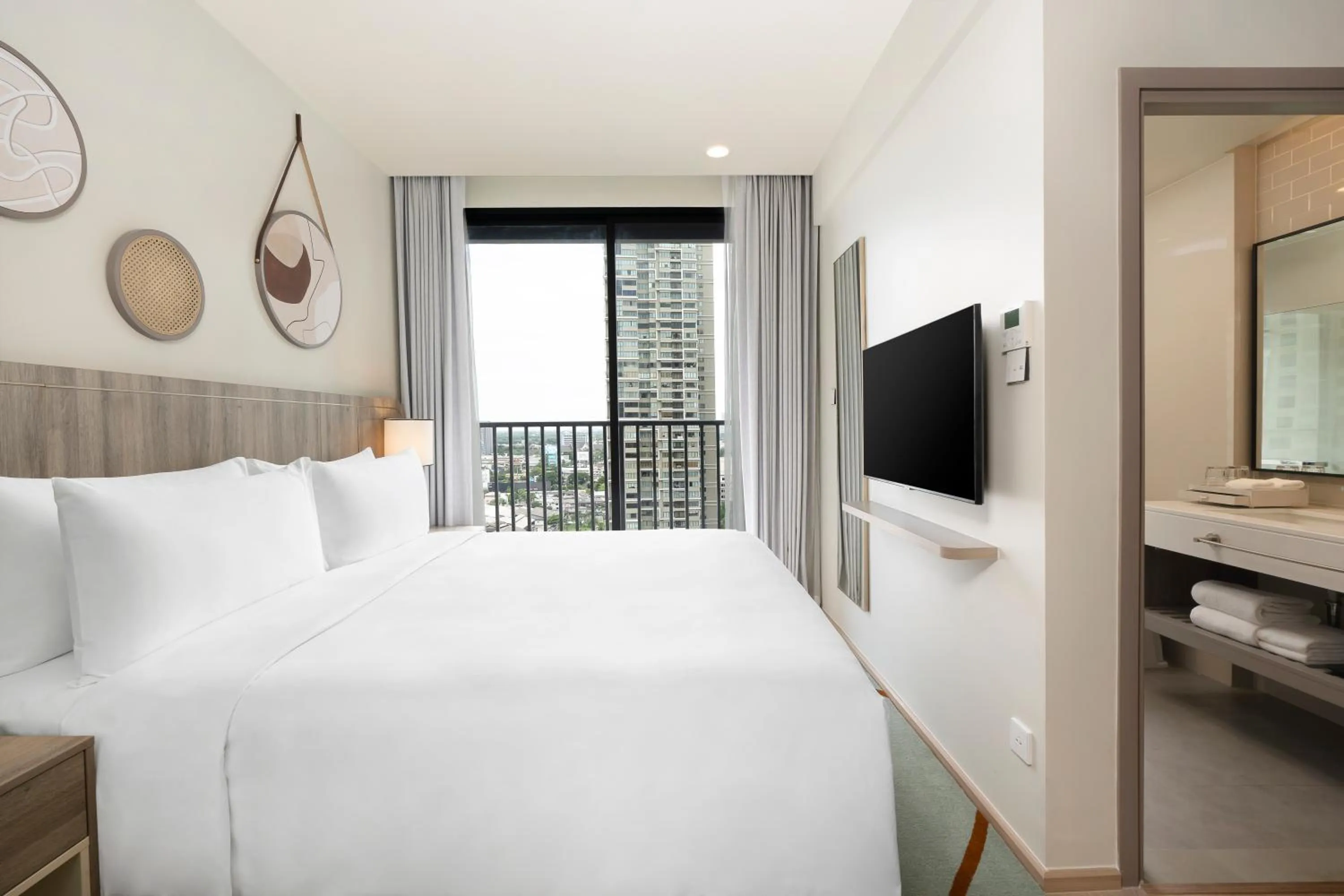 Bed in Staybridge Suites Bangkok Sukhumvit by IHG