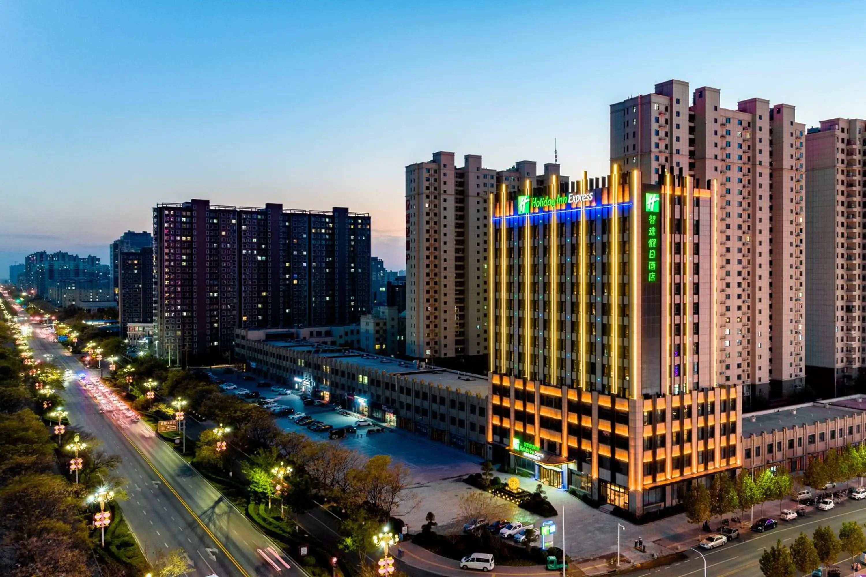 Property building in Holiday Inn Express Xinji City Center by IHG Property building in Holiday Inn Express Xinji City Center by IHG