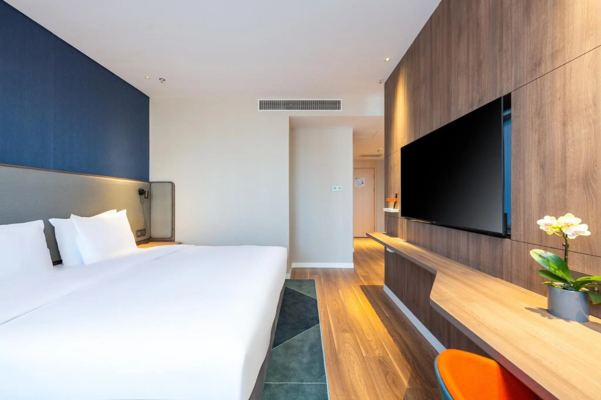 Photo of the whole room, Bed in Holiday Inn Express Xinji City Center by IHG