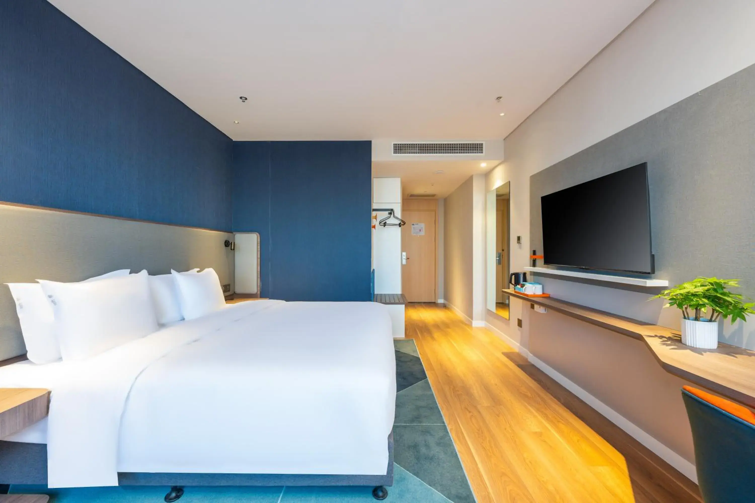 Standard King Room in Holiday Inn Express Xinji City Center, an IHG Hotel Standard King Room in Holiday Inn Express Xinji City Center, an IHG Hotel