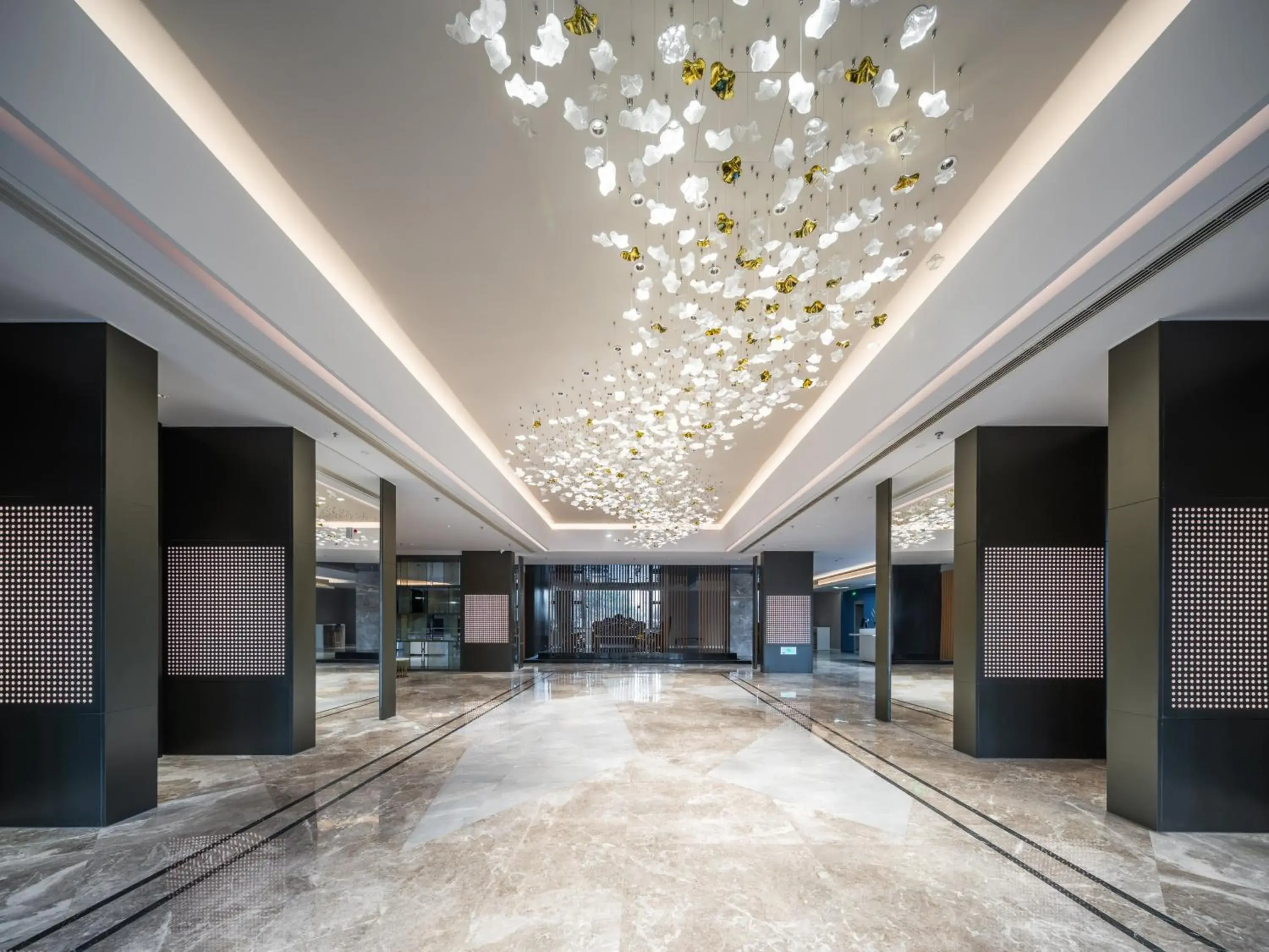 Property building in Holiday Inn Express Xinji City Center by IHG Property building in Holiday Inn Express Xinji City Center by IHG
