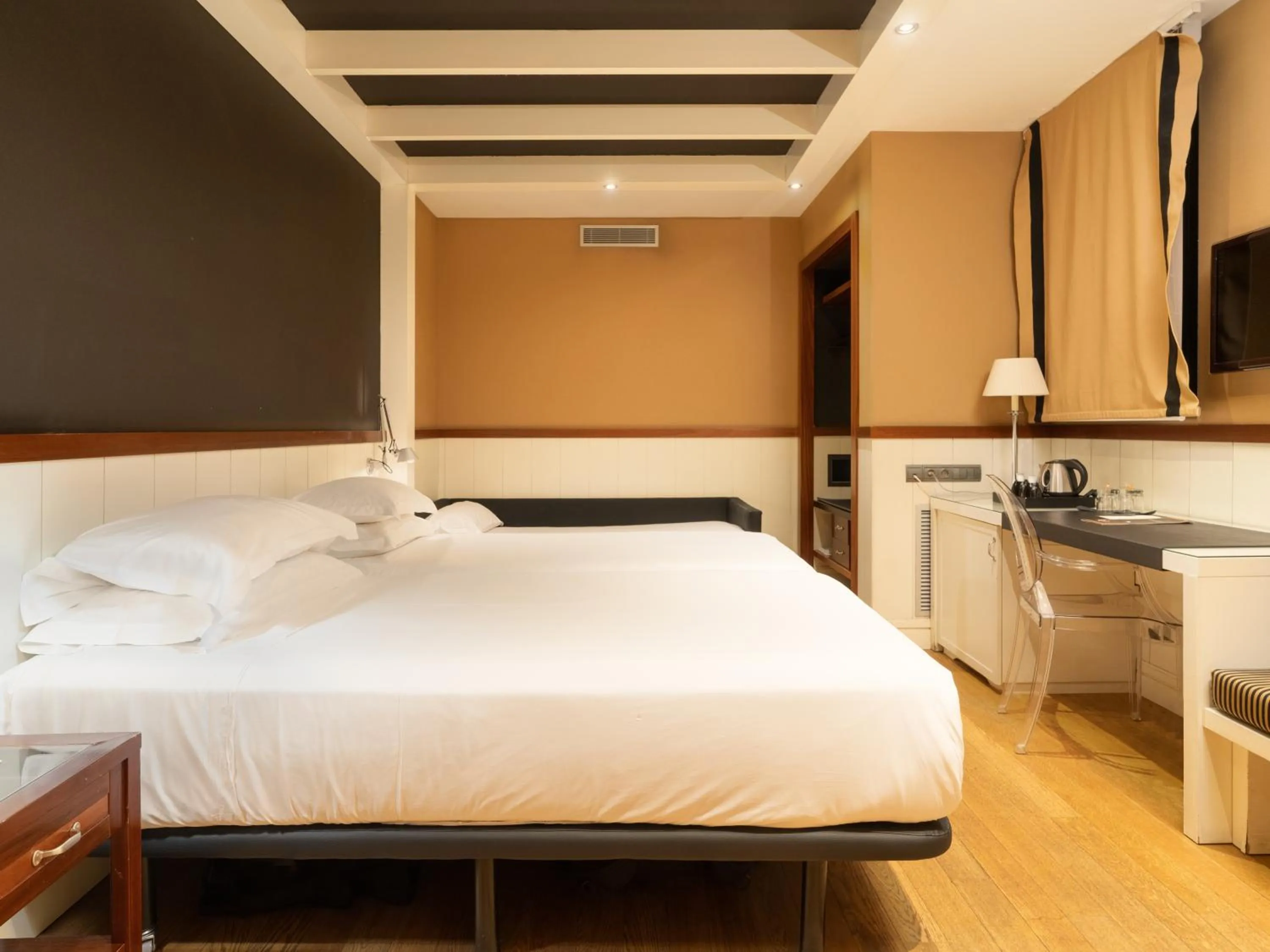 Photo of the whole room, Bed in U232 Hotel