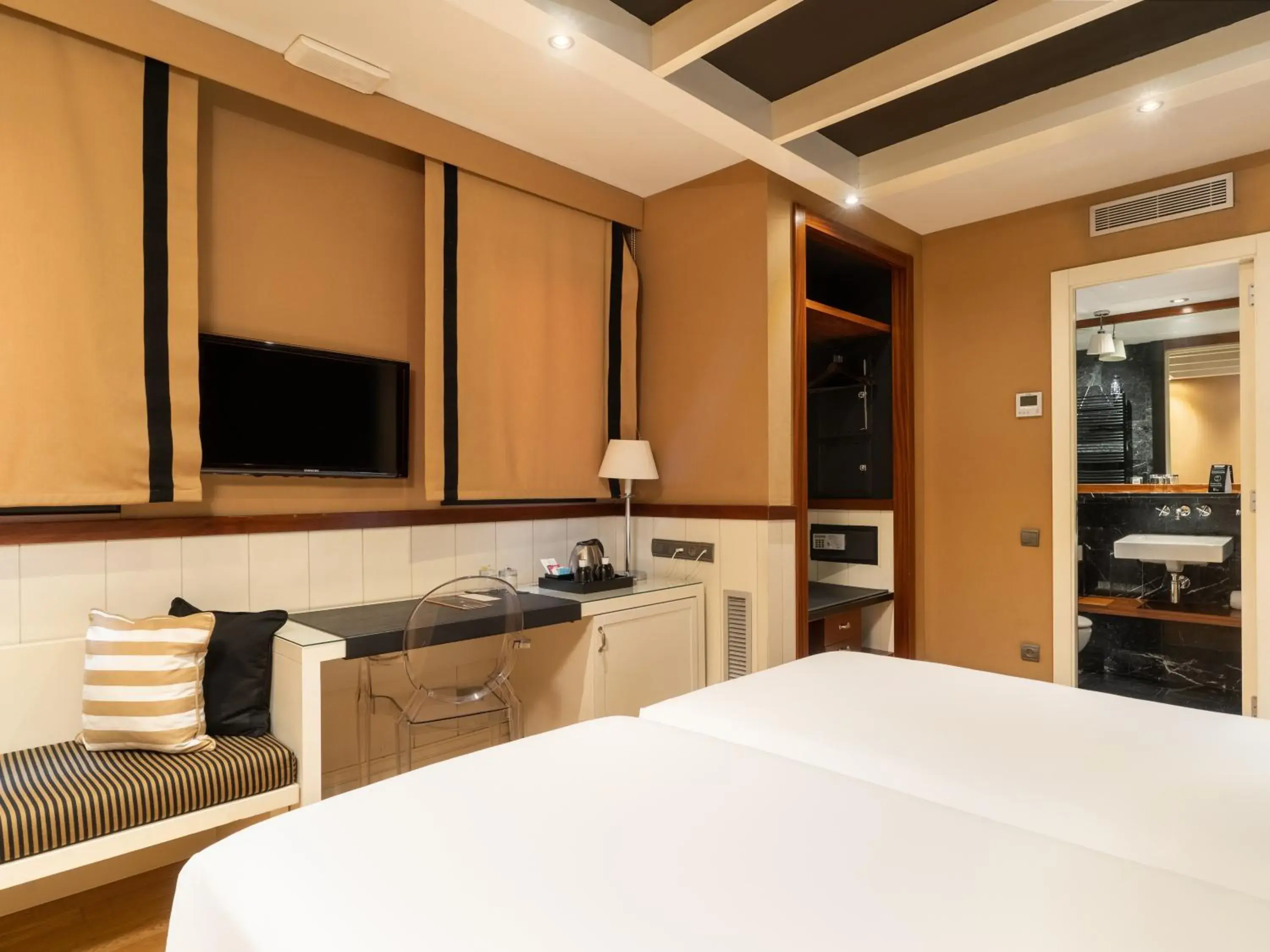 TV and multimedia, Bed in U232 Hotel TV and multimedia, Bed in U232 Hotel