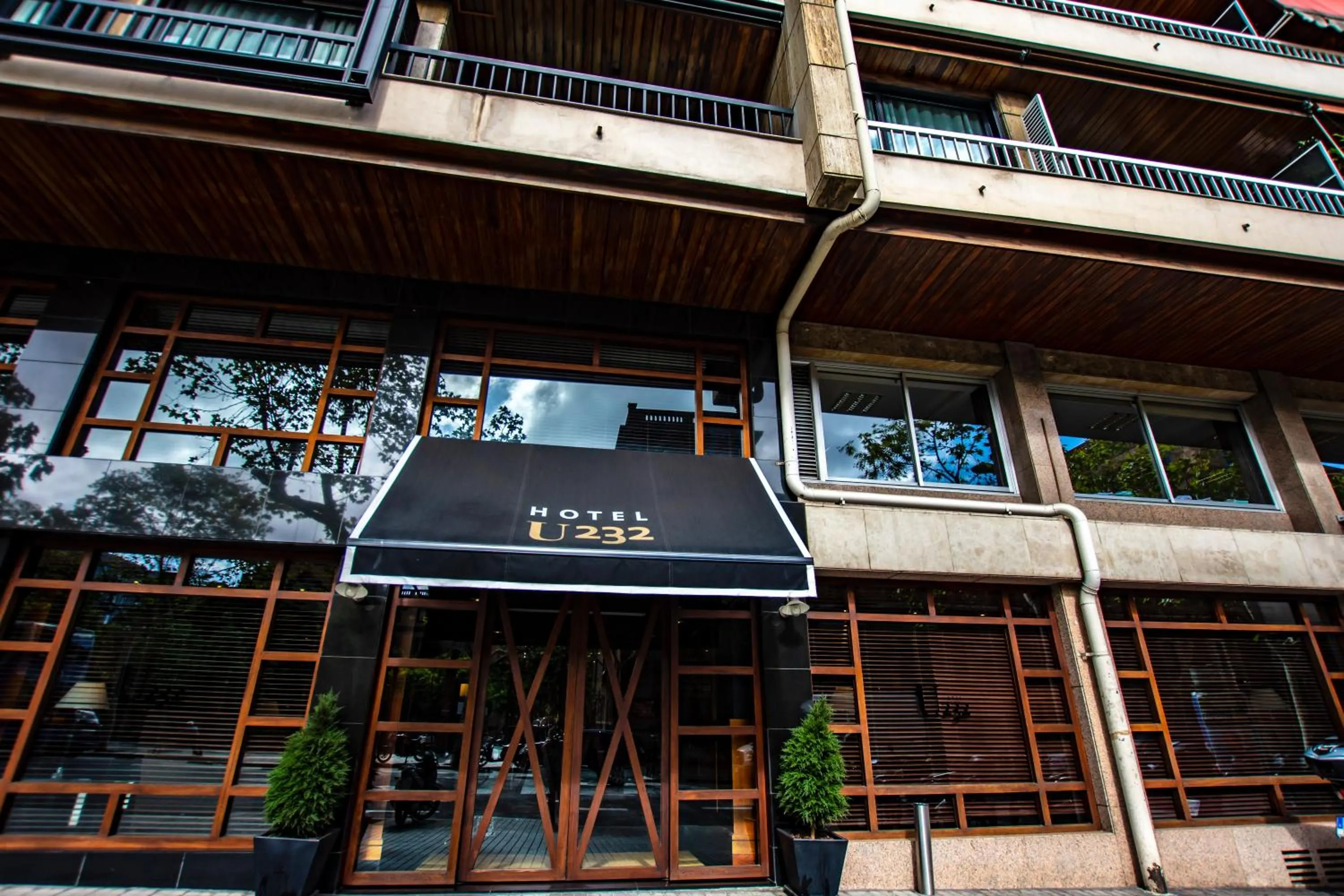 Facade/entrance in U232 Hotel