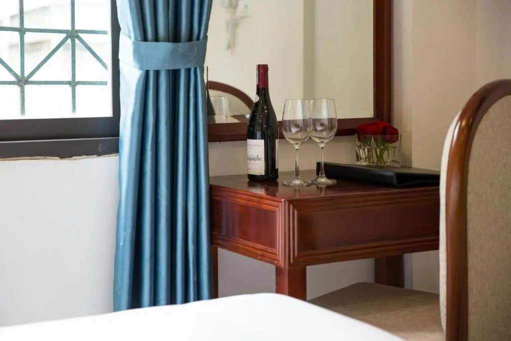 Drinks, Bed in Ancient Lane Hotel