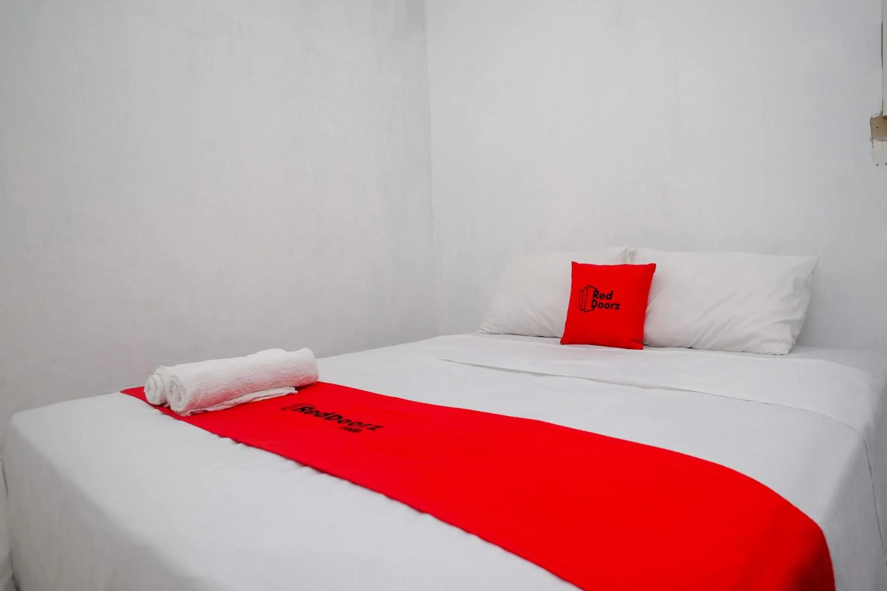 Bedroom, Bed in RedDoorz near De La Salle Manado Bedroom, Bed in RedDoorz near De La Salle Manado