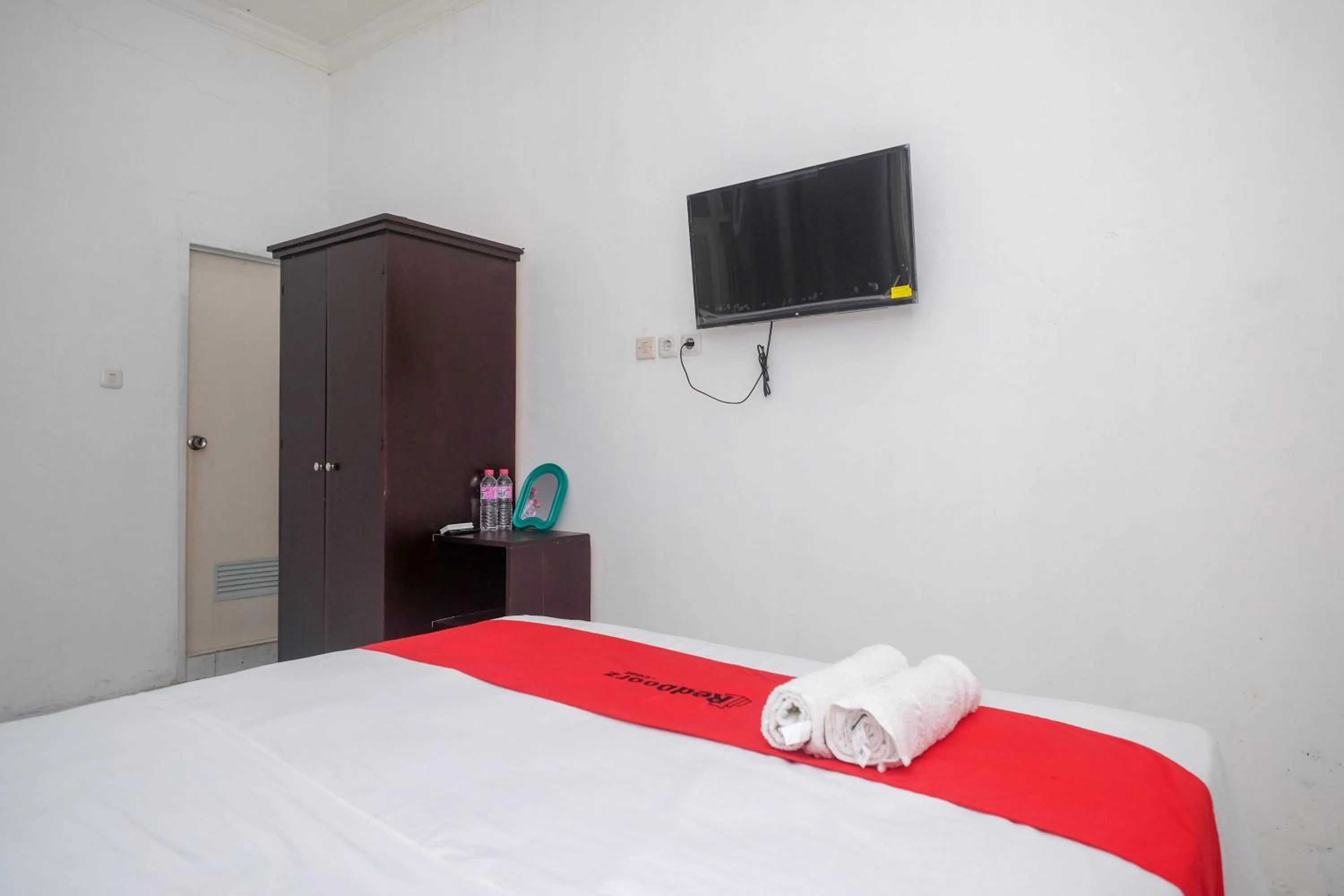 Bedroom, Bed in RedDoorz near De La Salle Manado
