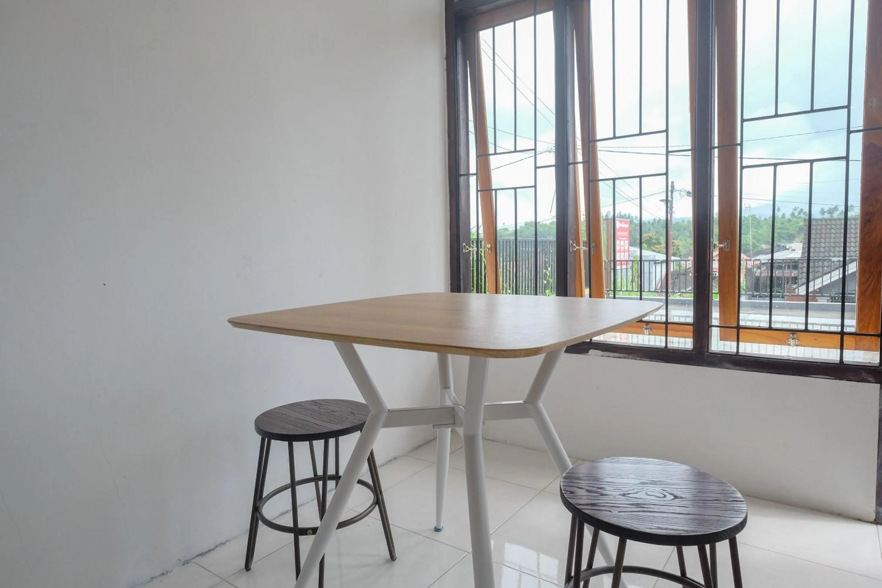 Seating area in RedDoorz near De La Salle Manado