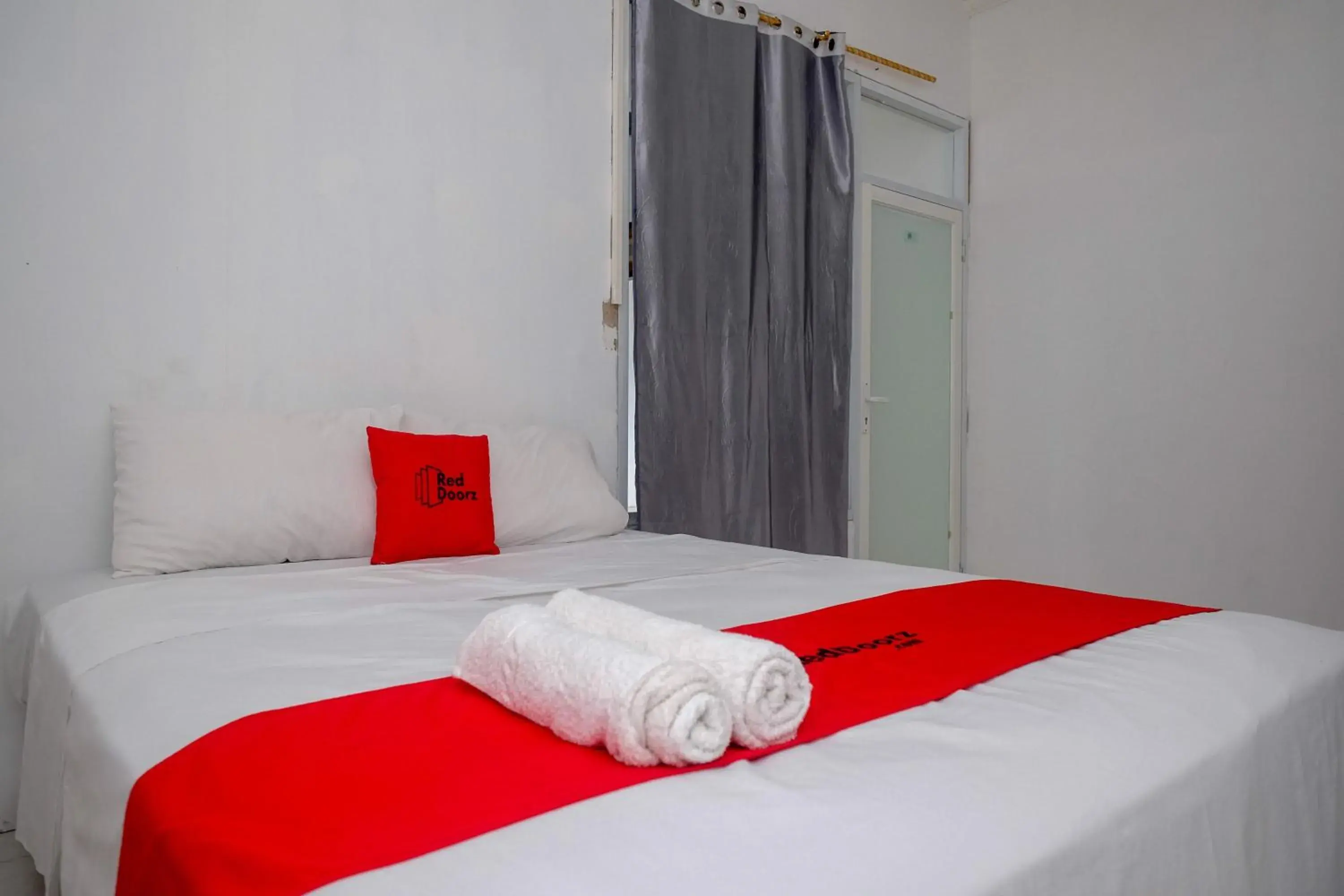 Bedroom, Bed in RedDoorz near De La Salle Manado Bedroom, Bed in RedDoorz near De La Salle Manado