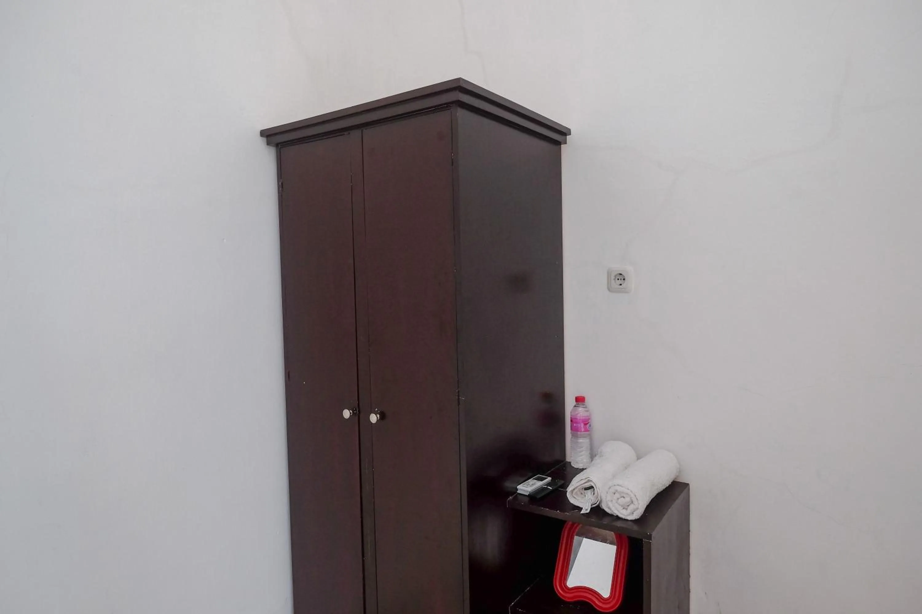 wardrobe in RedDoorz near De La Salle Manado