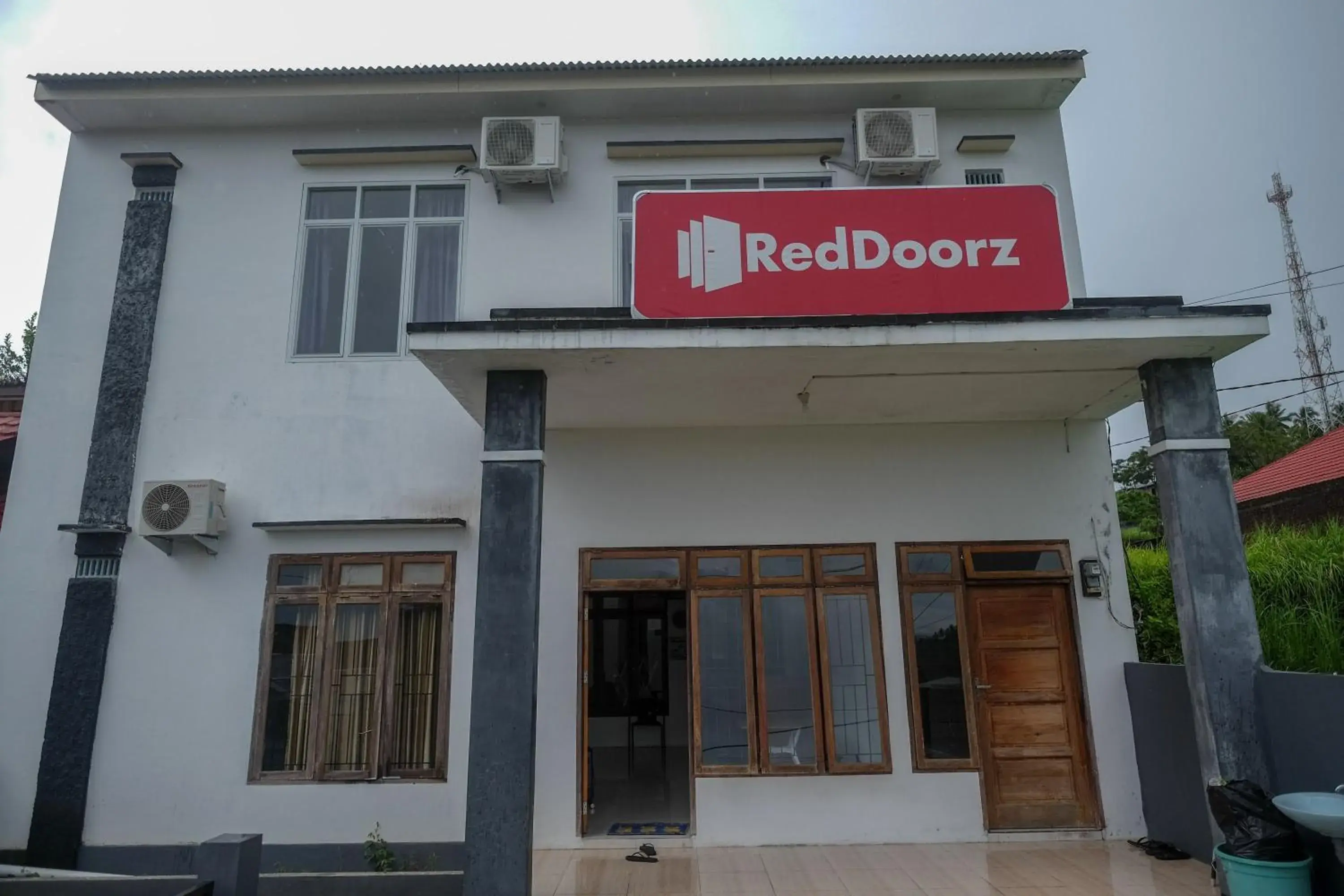Property building in RedDoorz near De La Salle Manado Property building in RedDoorz near De La Salle Manado