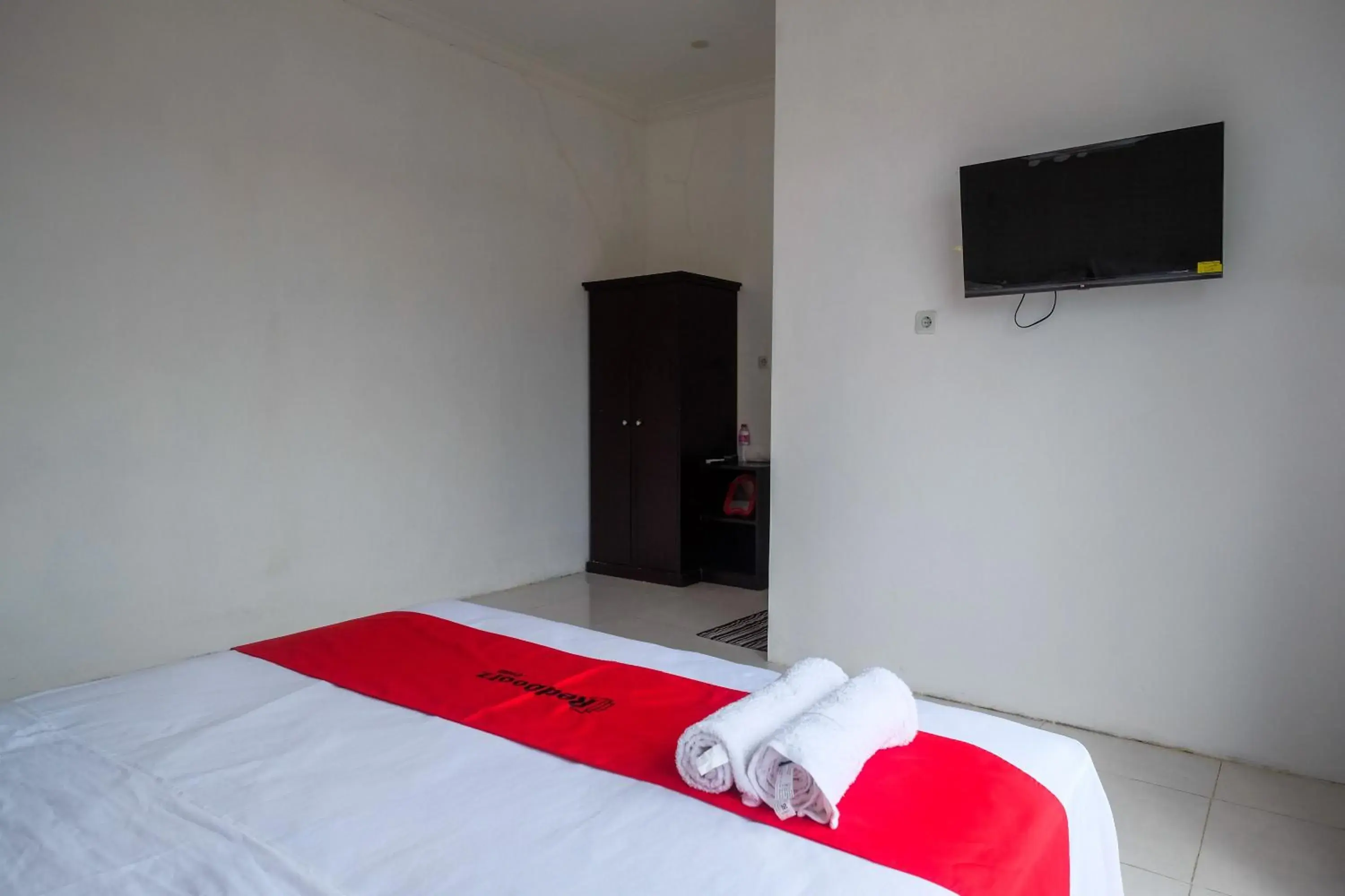 Bedroom, Bed in RedDoorz near De La Salle Manado Bedroom, Bed in RedDoorz near De La Salle Manado