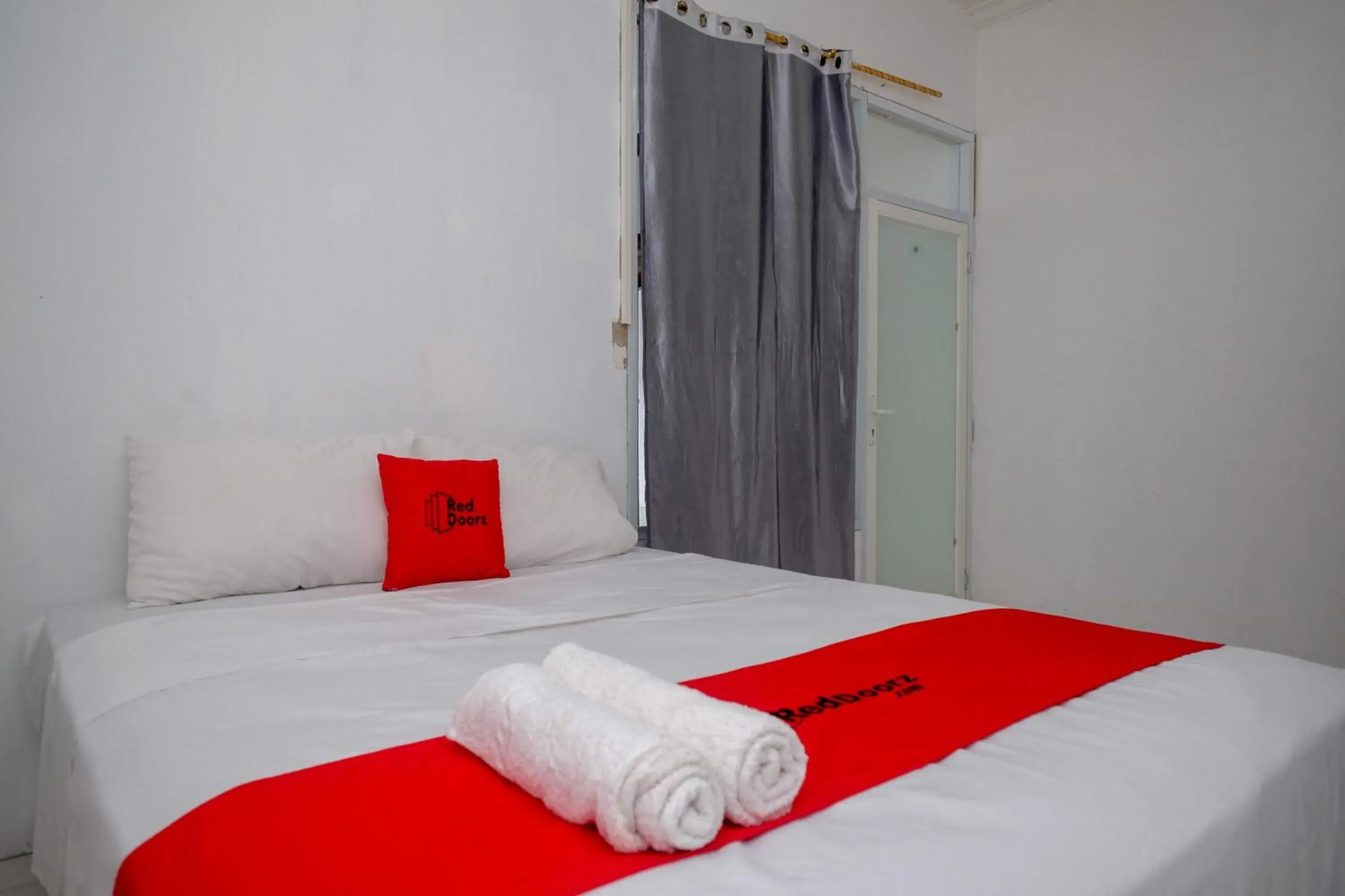 Bedroom, Bed in RedDoorz near De La Salle Manado Bedroom, Bed in RedDoorz near De La Salle Manado