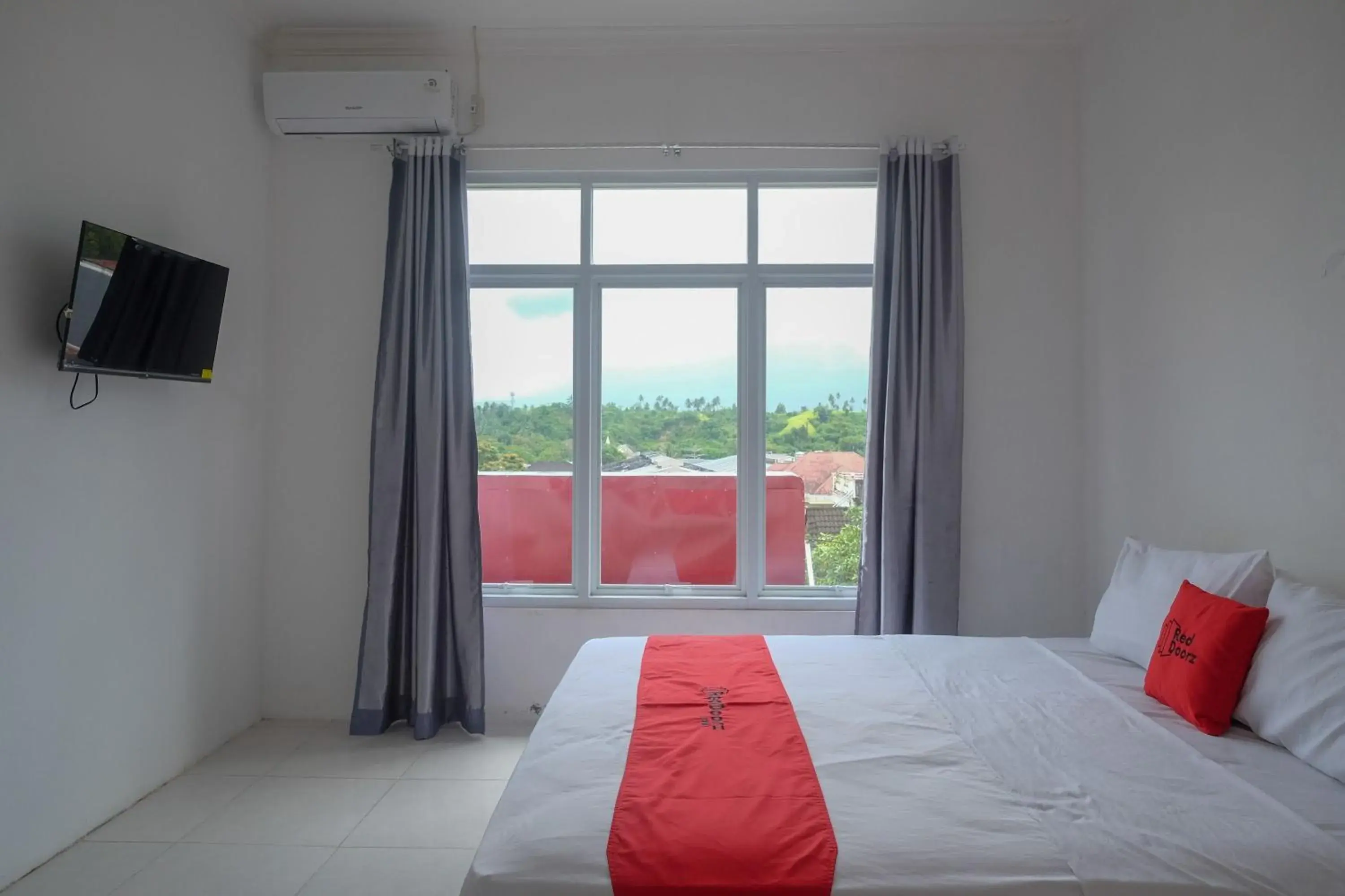 Bedroom, Bed in RedDoorz near De La Salle Manado Bedroom, Bed in RedDoorz near De La Salle Manado