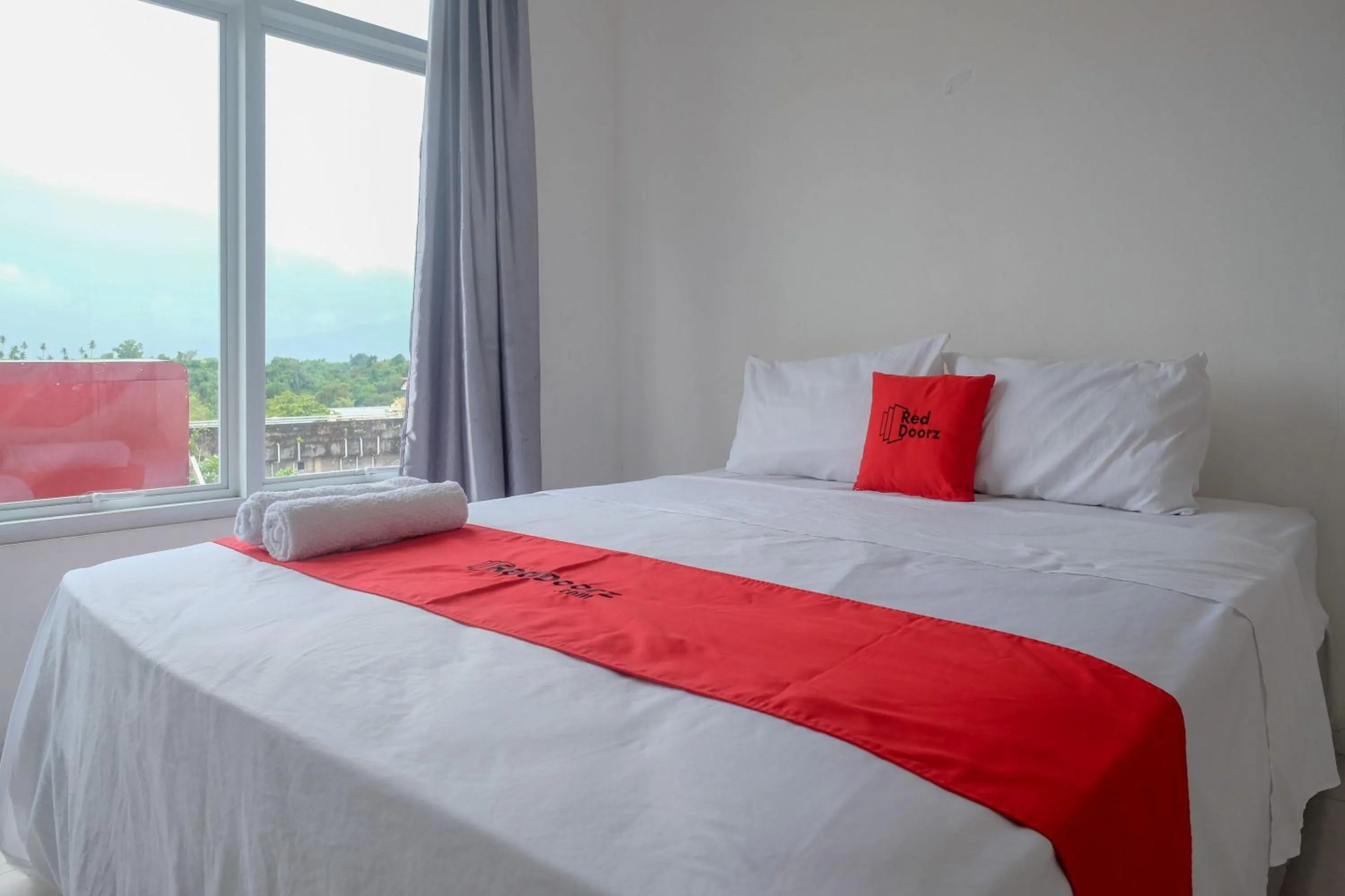 Bedroom, Bed in RedDoorz near De La Salle Manado