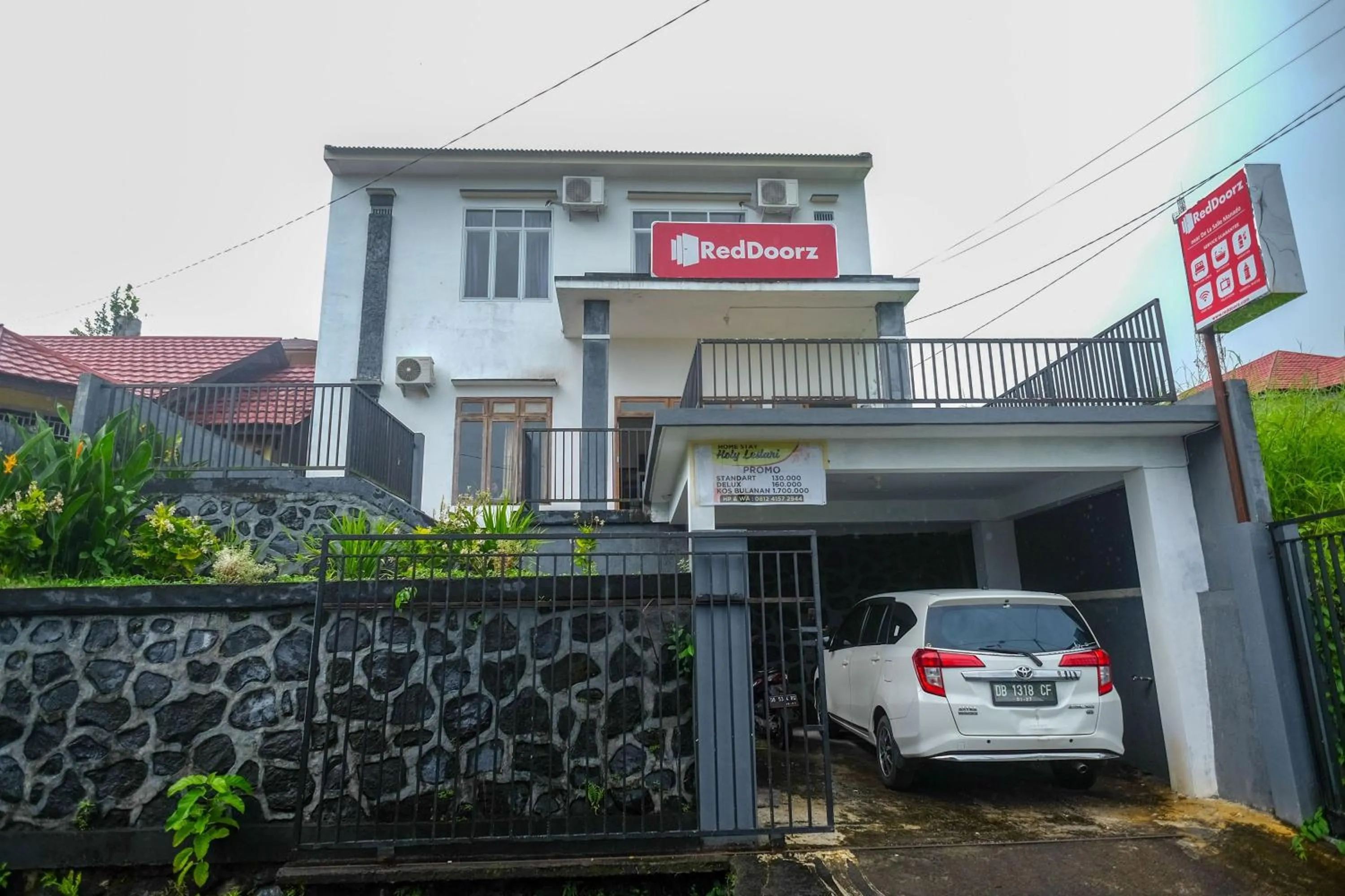 Property building in RedDoorz near De La Salle Manado
